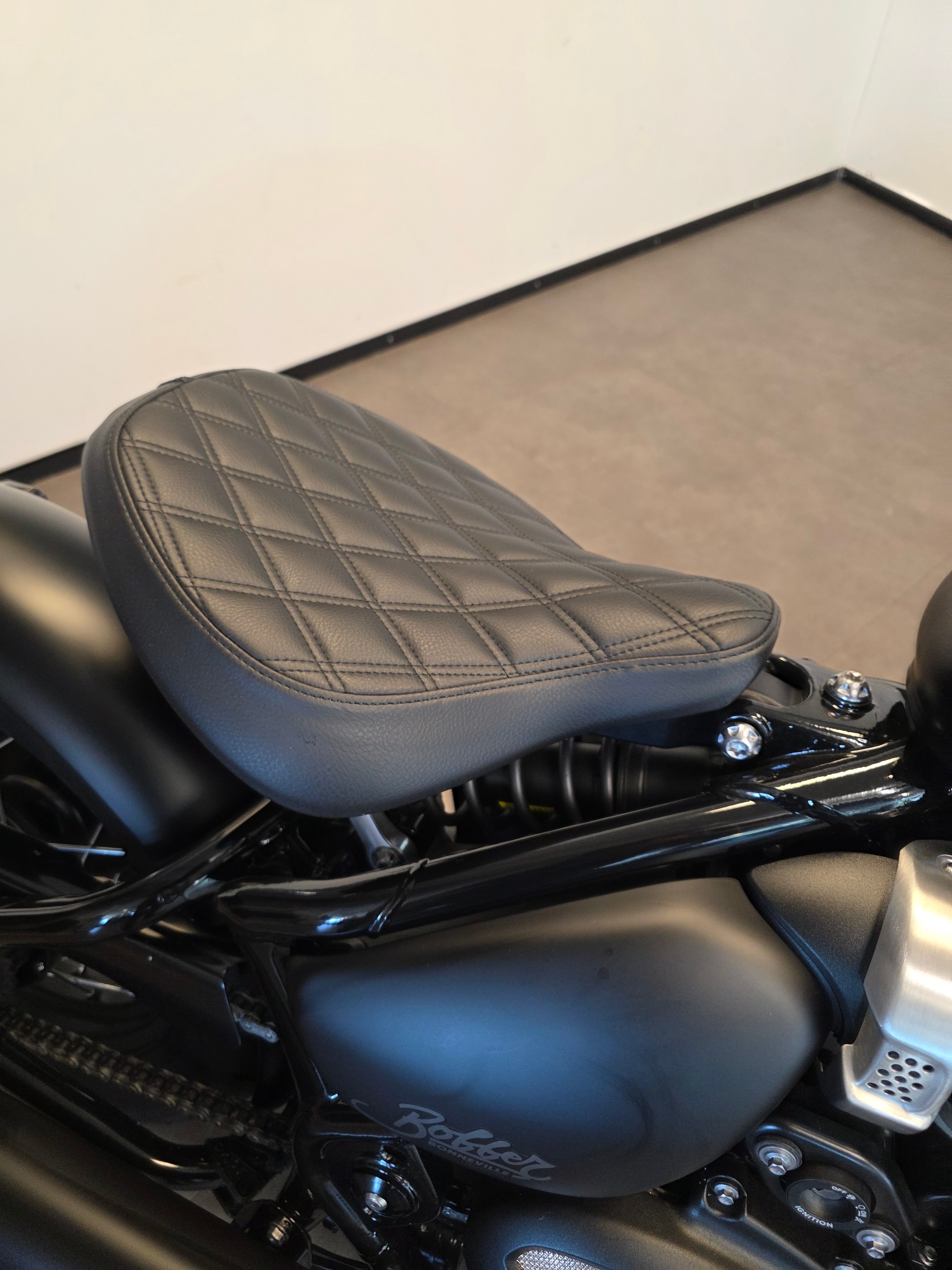 TRIUMPH Bonneville 1200 Bobber Black ABS-image-12