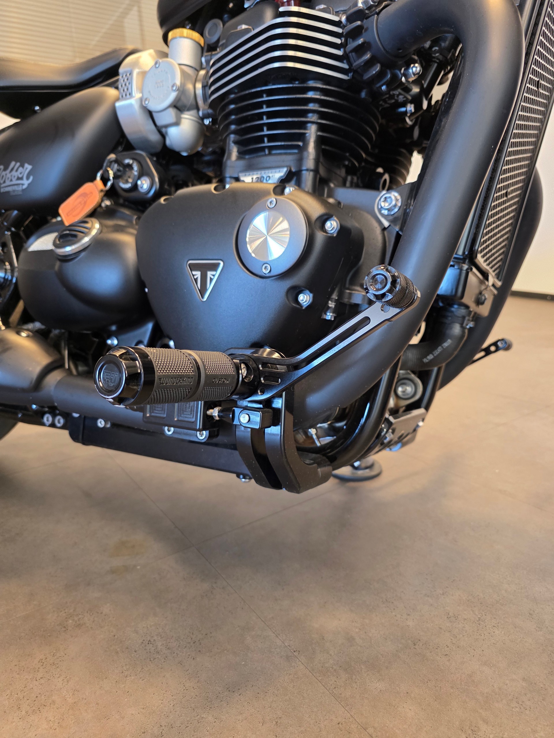 TRIUMPH Bonneville 1200 Bobber Black ABS-image-11