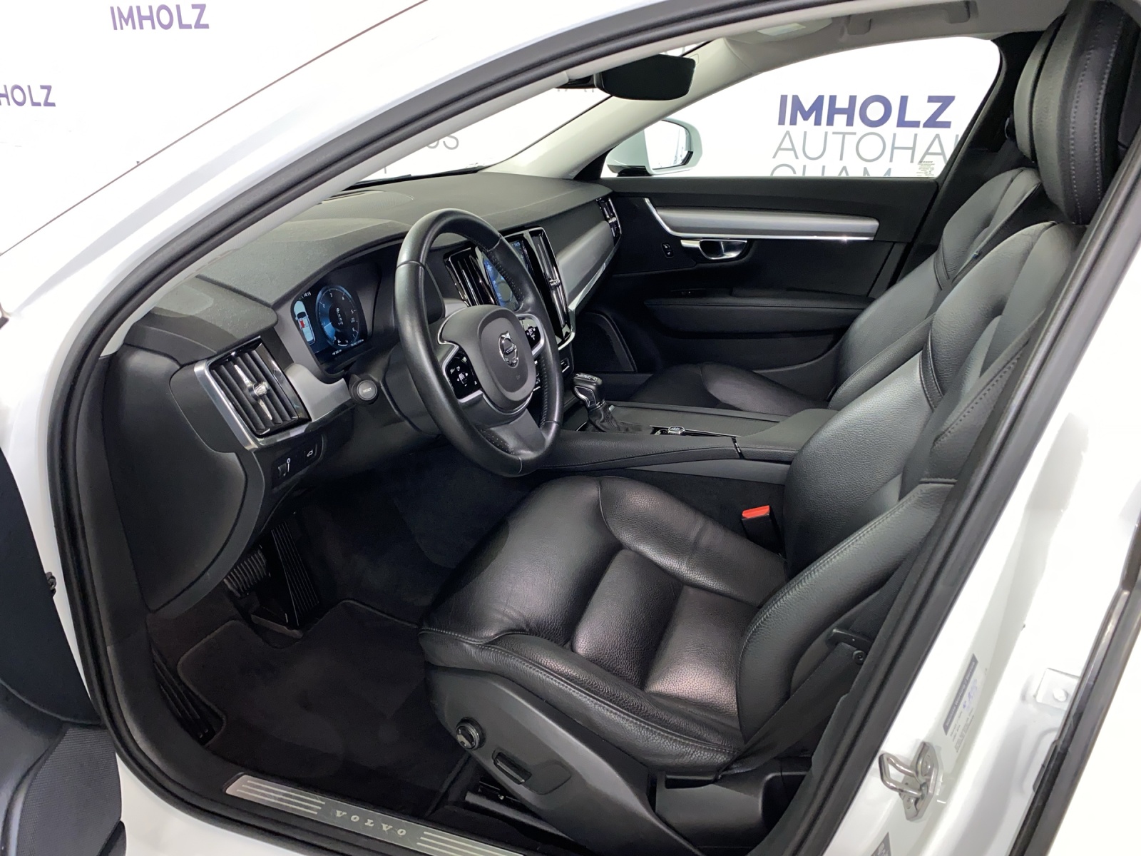 VOLVO V90 2.0 D3 Momentum AWD-image-15
