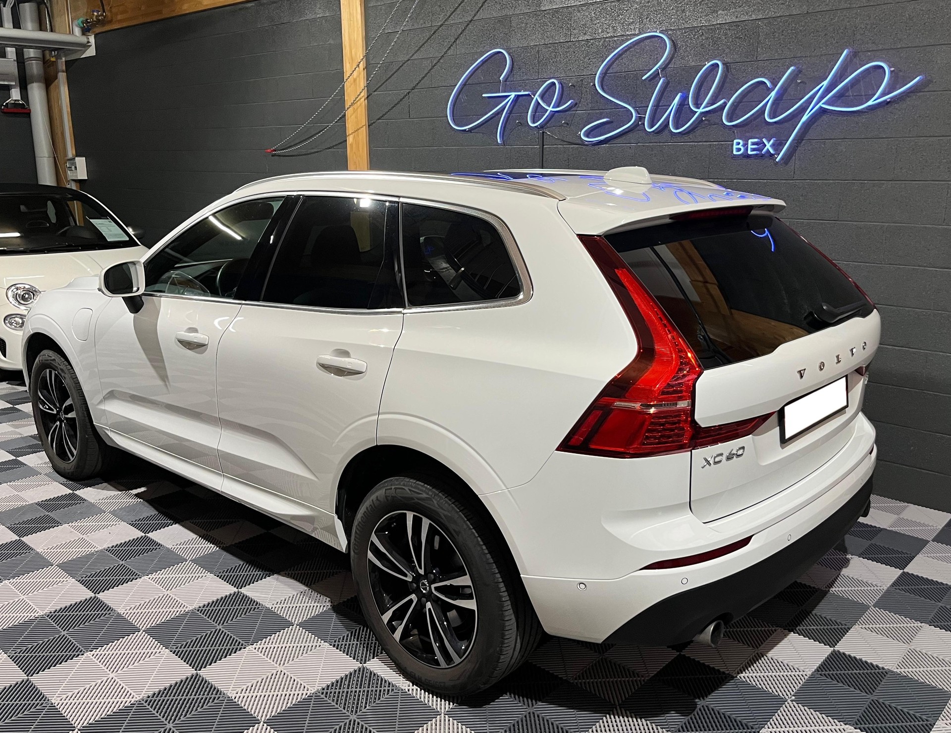 VOLVO XC60 T8 eAWD Momentum Geartronic-image-5