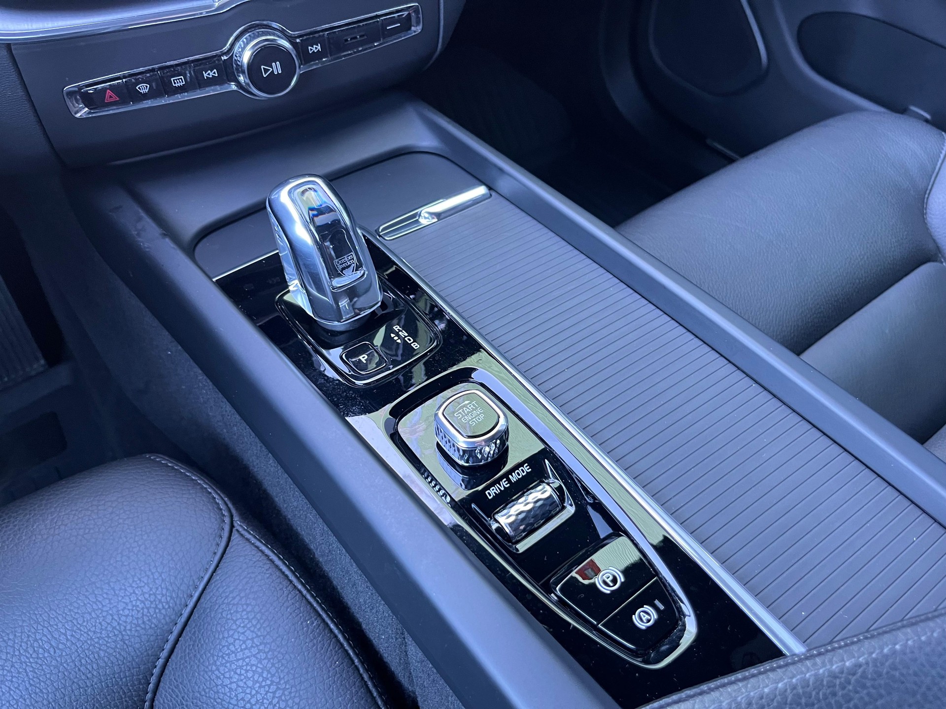 VOLVO XC60 T8 eAWD Momentum Geartronic-image-19