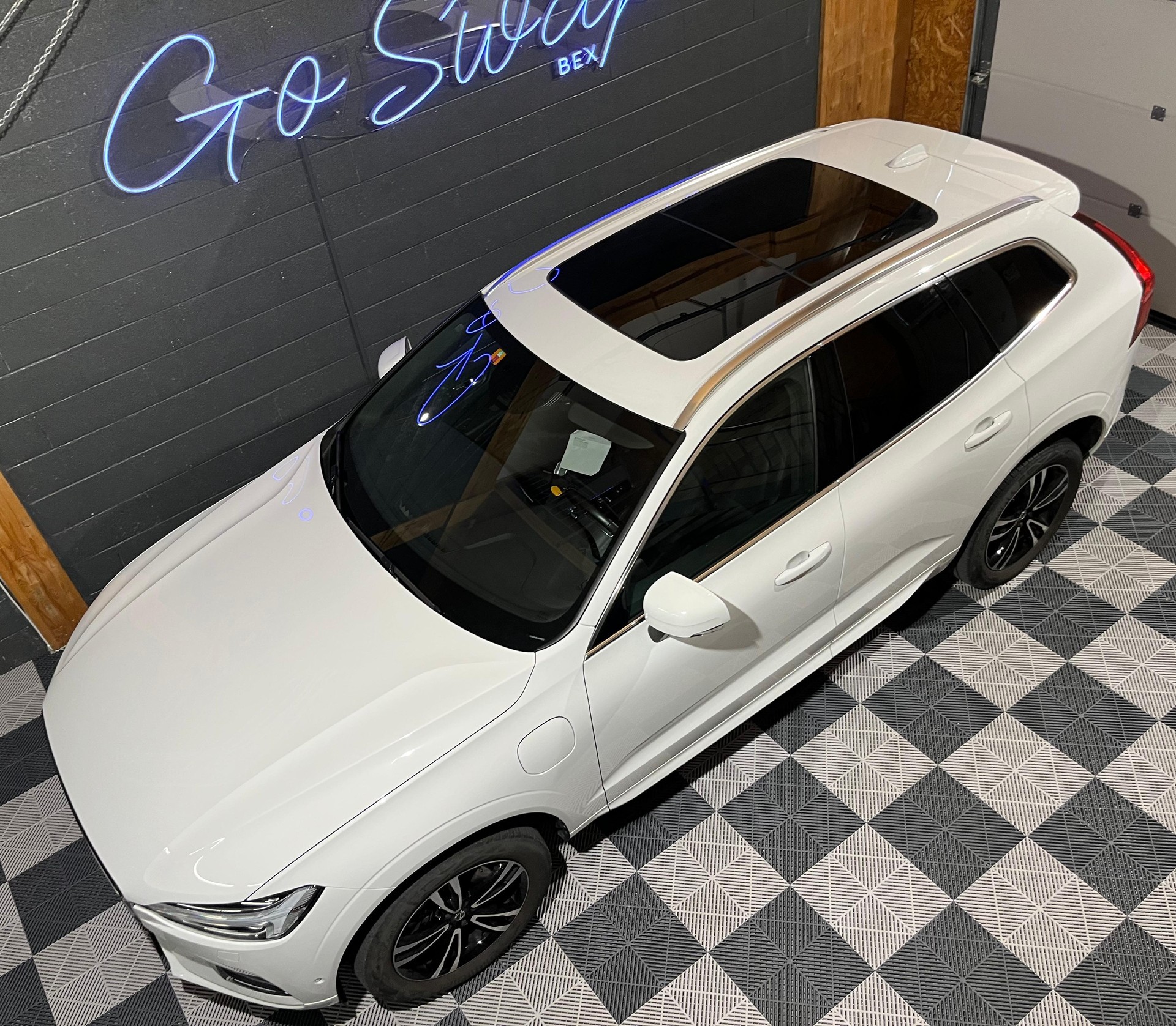 VOLVO XC60 T8 eAWD Momentum Geartronic-image-4