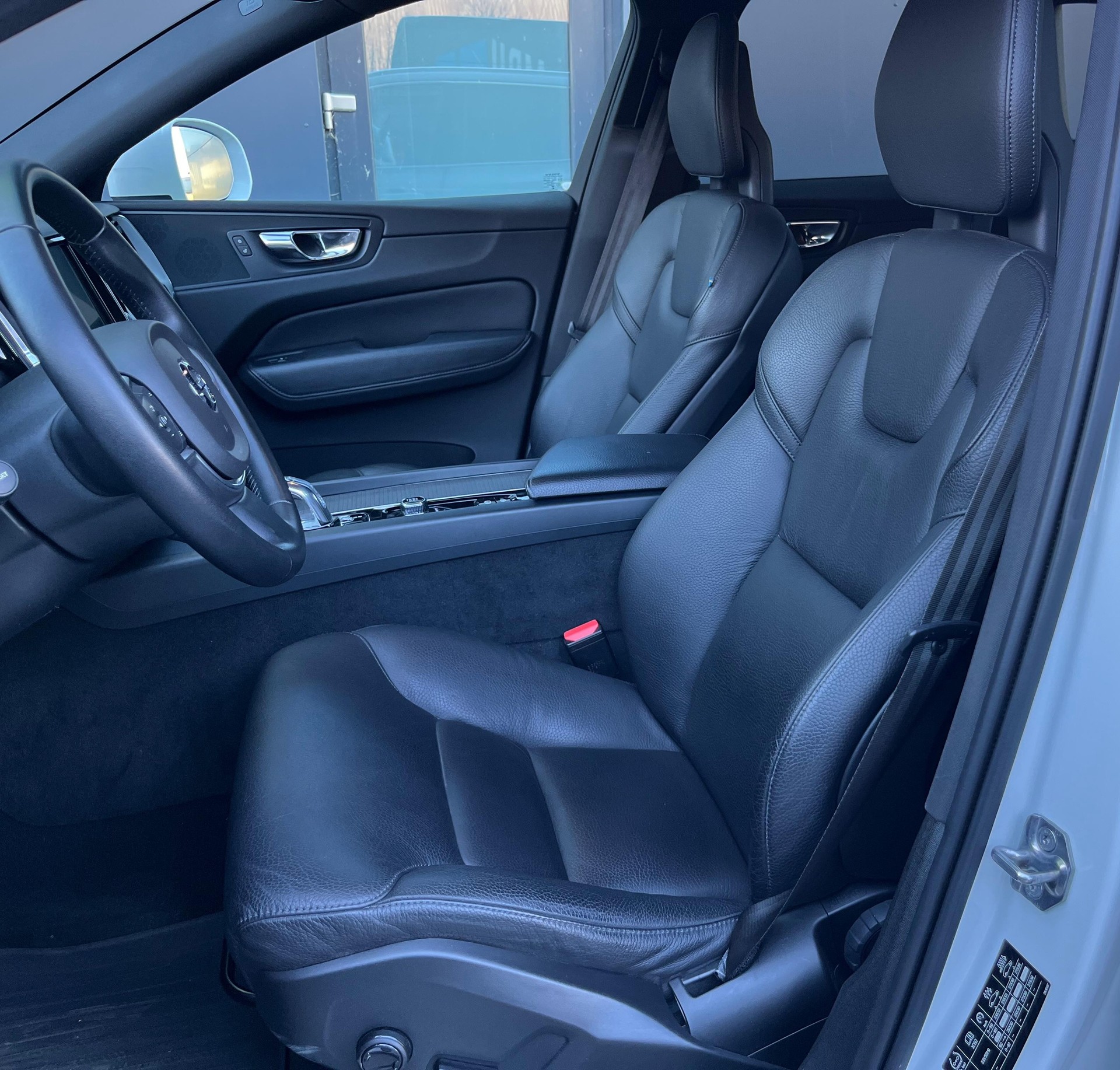 VOLVO XC60 T8 eAWD Momentum Geartronic-image-10