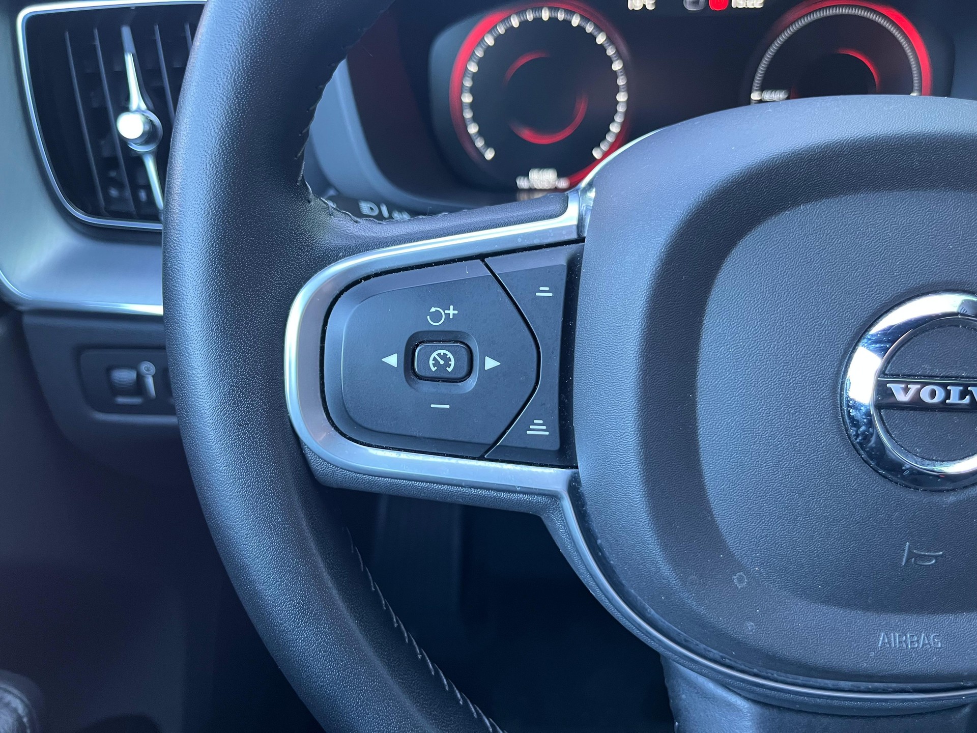 VOLVO XC60 T8 eAWD Momentum Geartronic-image-16