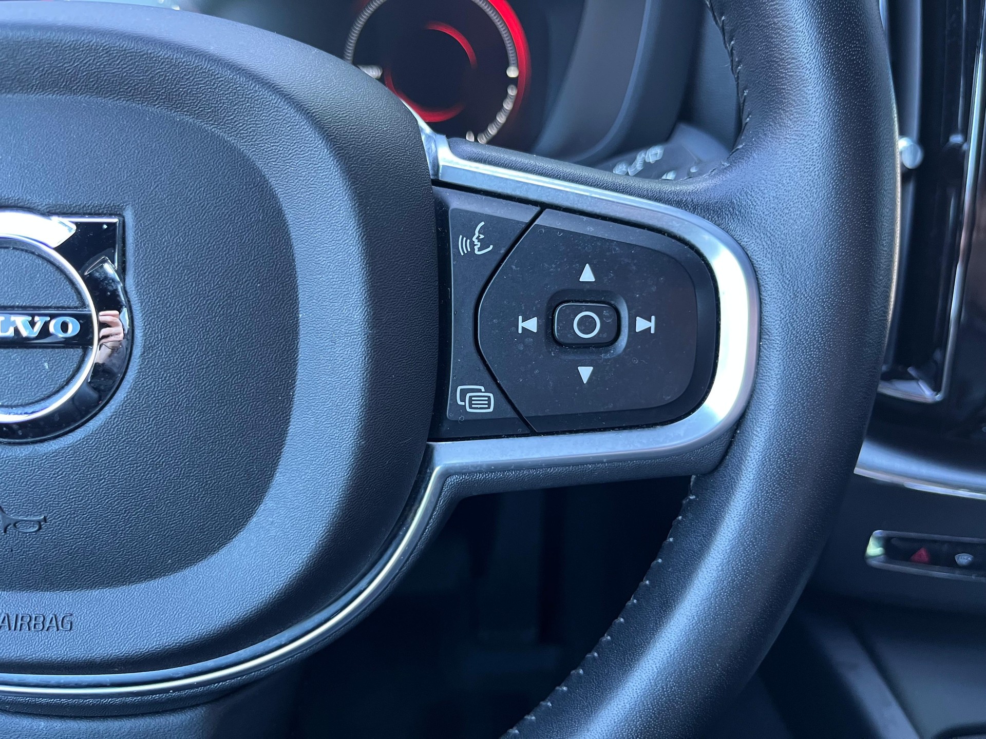 VOLVO XC60 T8 eAWD Momentum Geartronic-image-17