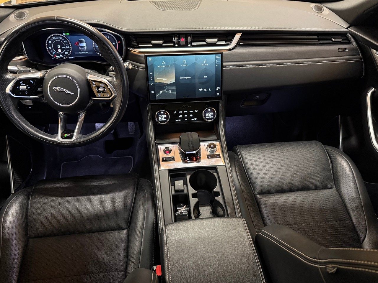 JAGUAR F-Pace 3.0 D300 R-Dynamic MHEV SE AWD-image-8