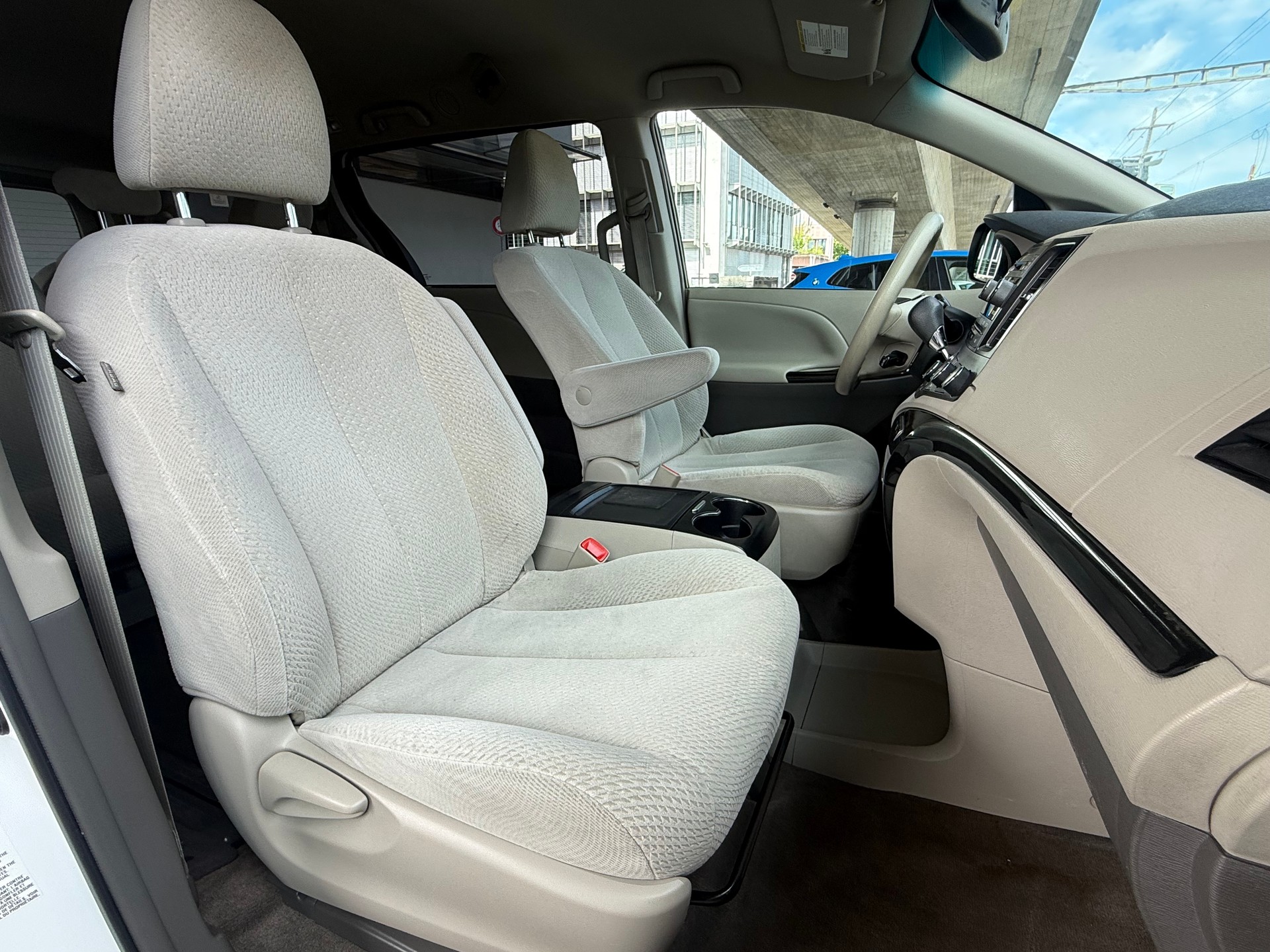TOYOTA Sienna LE-image-12