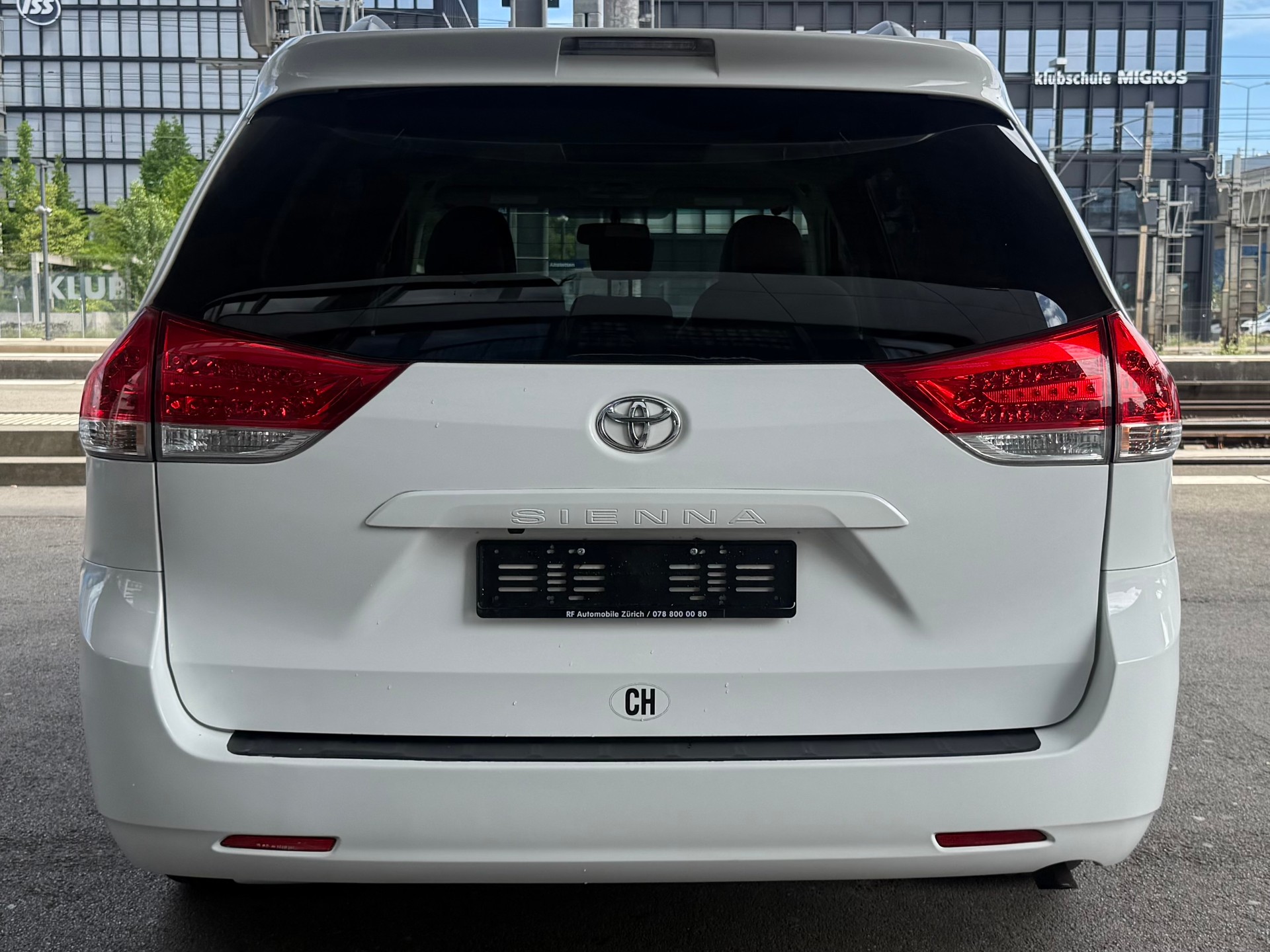 TOYOTA Sienna LE-image-6