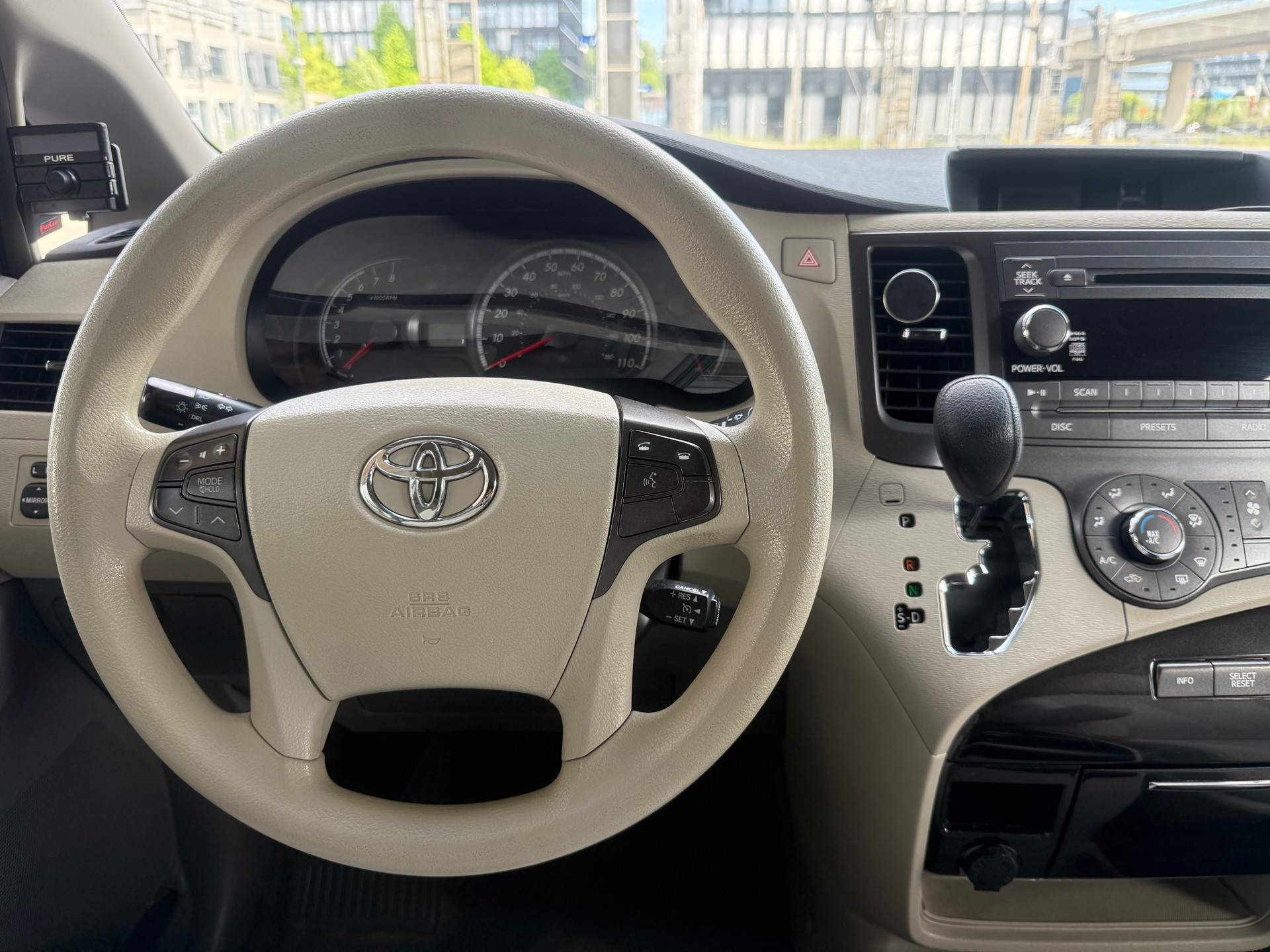 TOYOTA Sienna LE-image-10