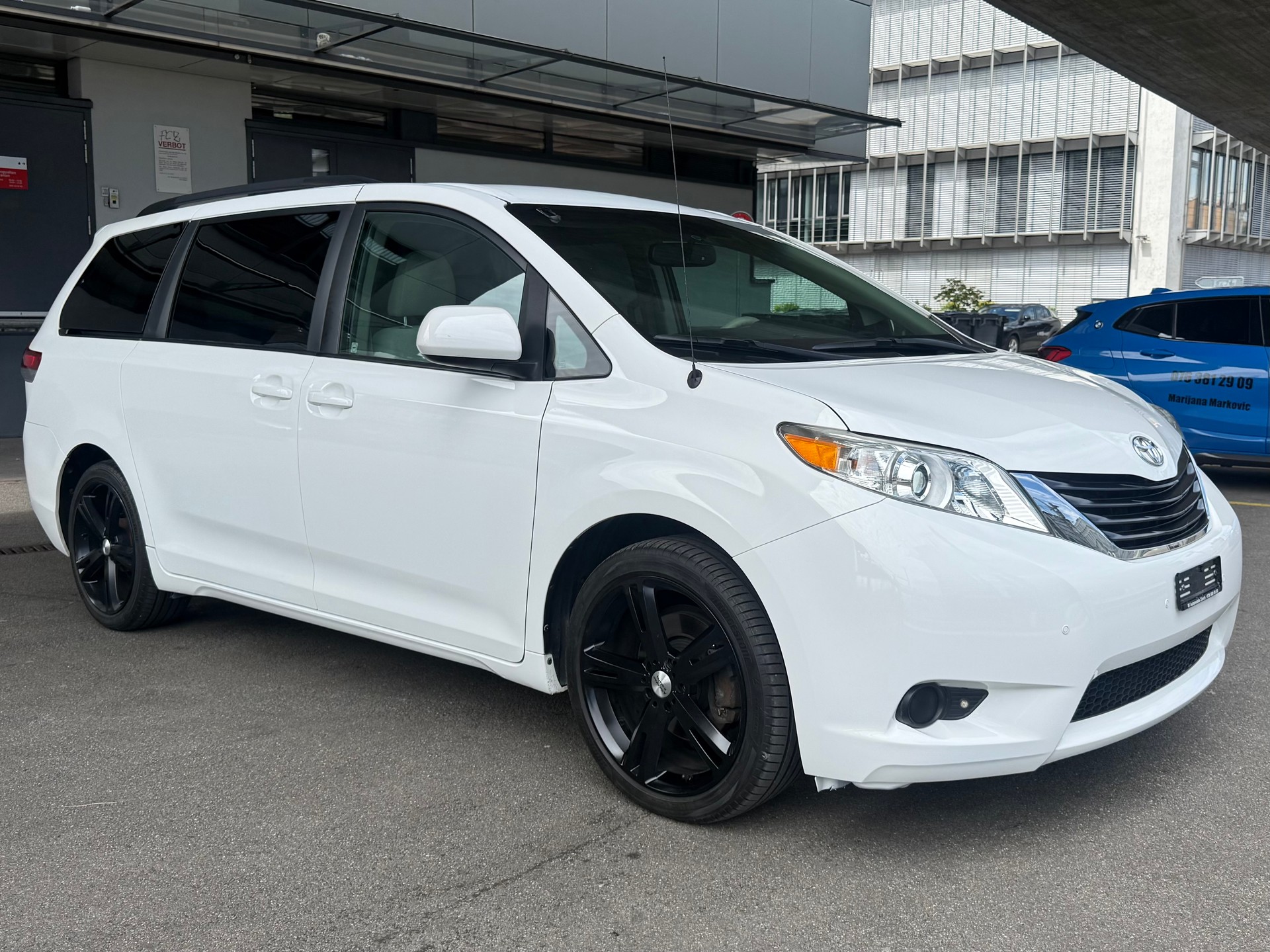 TOYOTA Sienna LE