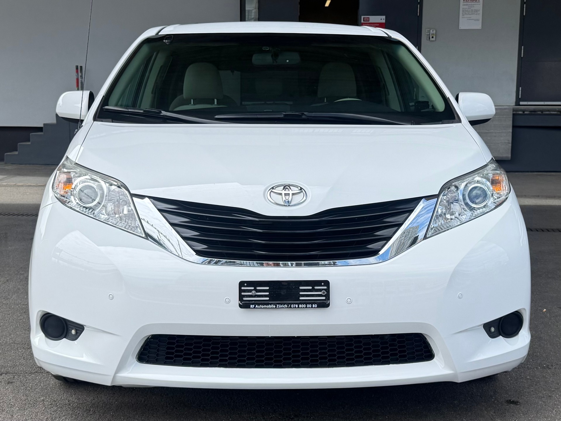 TOYOTA Sienna LE-image-1