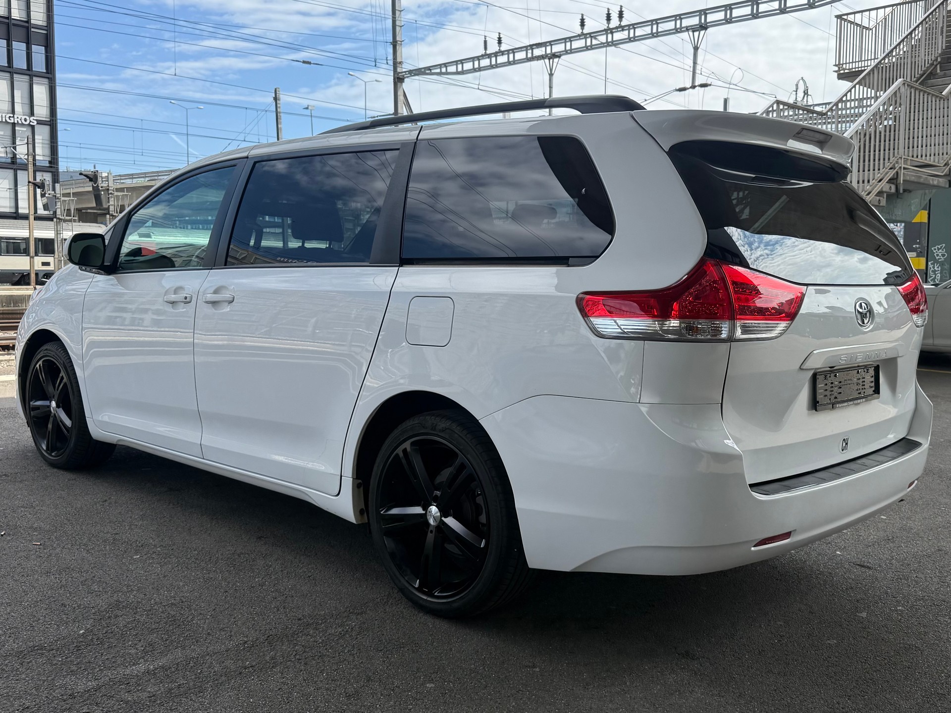 TOYOTA Sienna LE-image-7