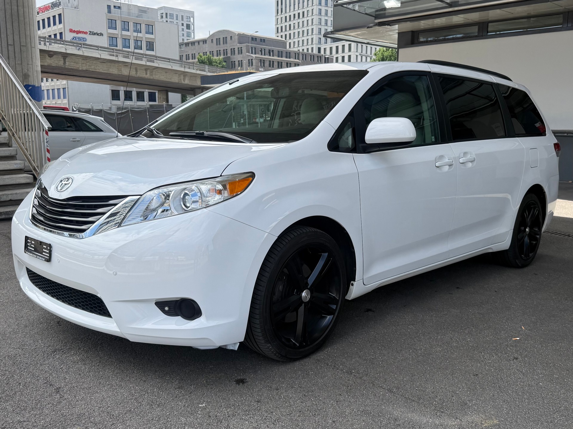 TOYOTA Sienna LE-image-2