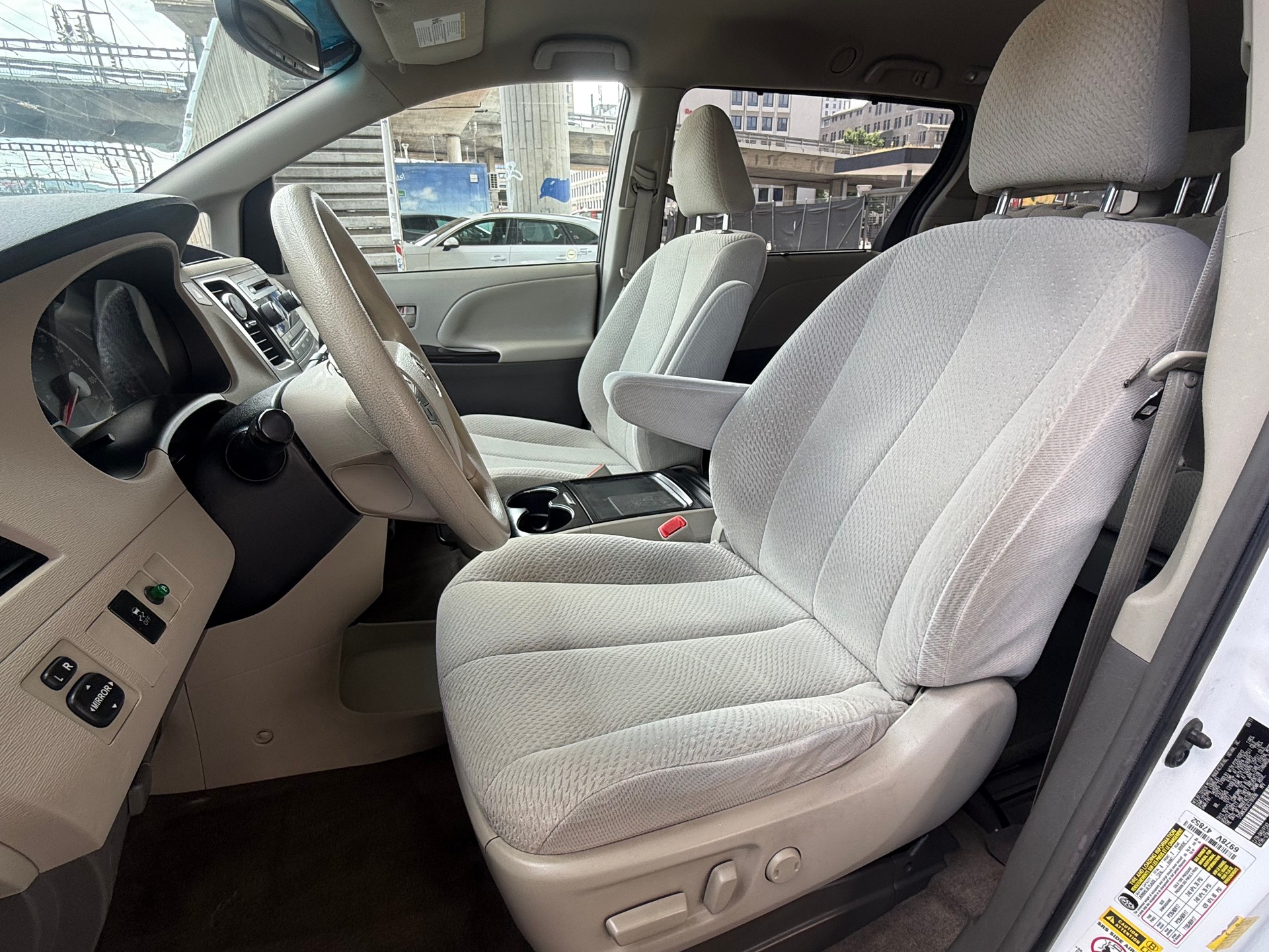 TOYOTA Sienna LE-image-11