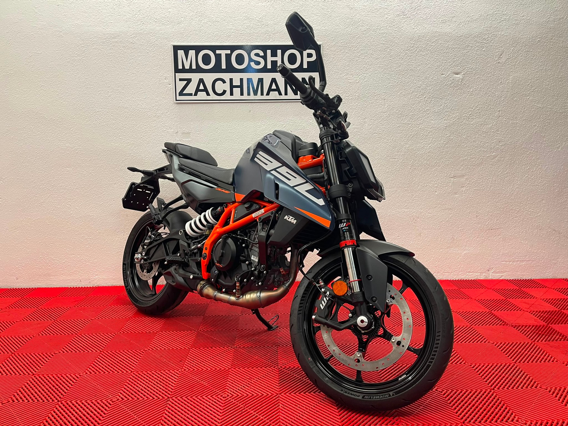 KTM 390 Duke-showroom-element-1