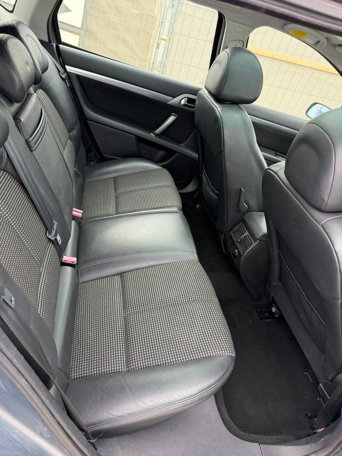 PEUGEOT 407 1.6 HDI Confort Automatic-image-7