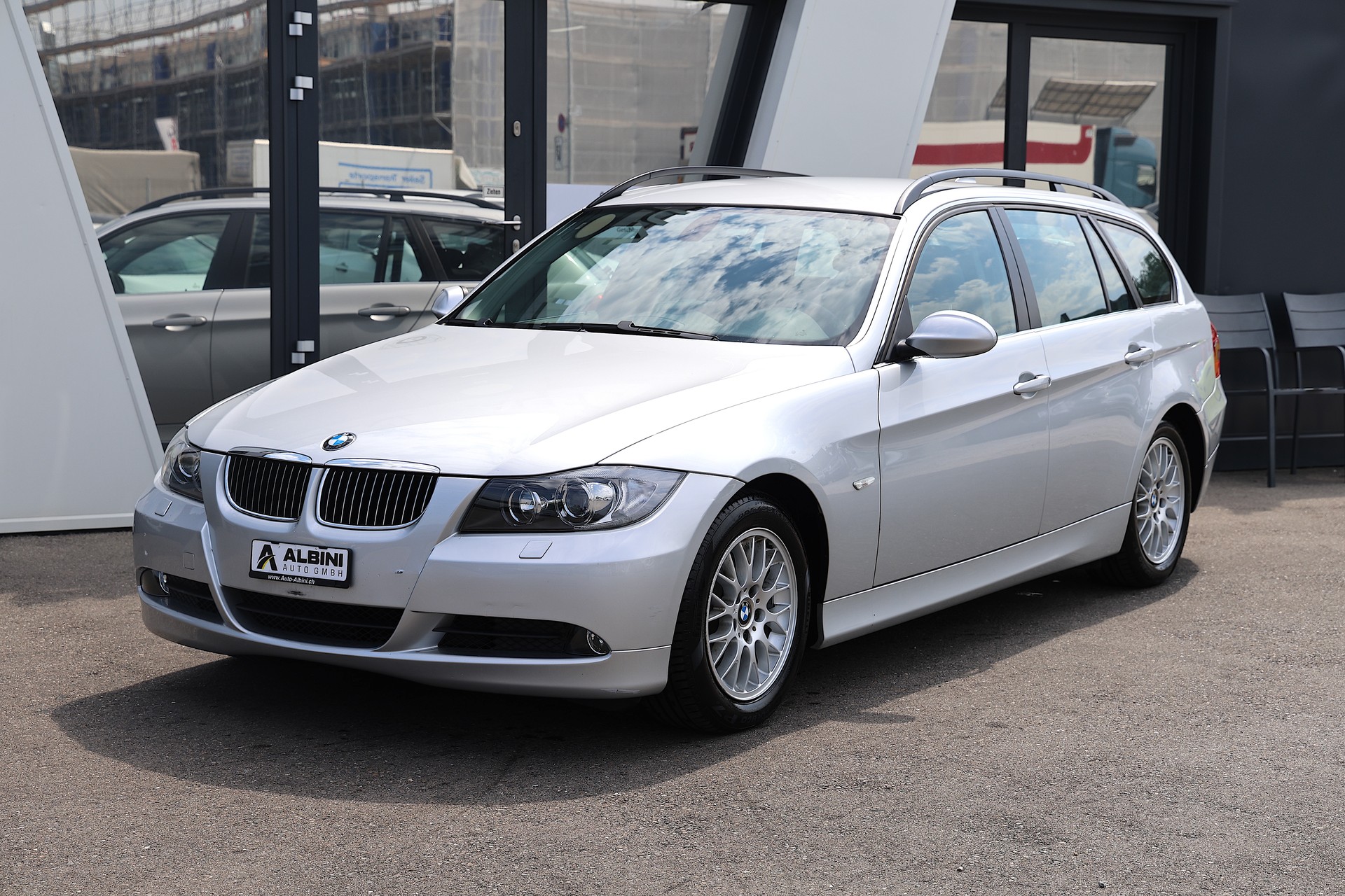 BMW 325i Touring-showroom-element-1