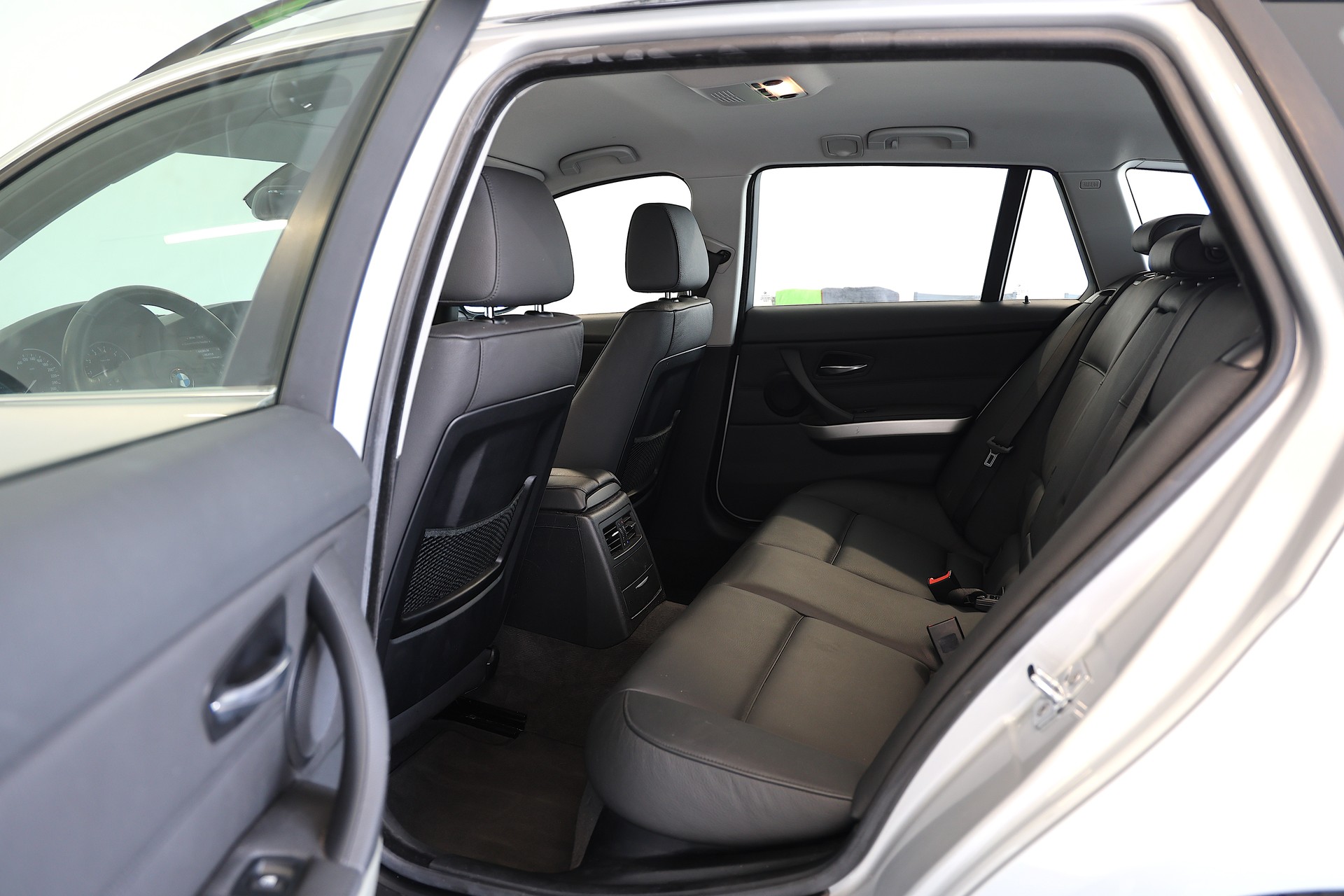 BMW 325i Touring-image-16