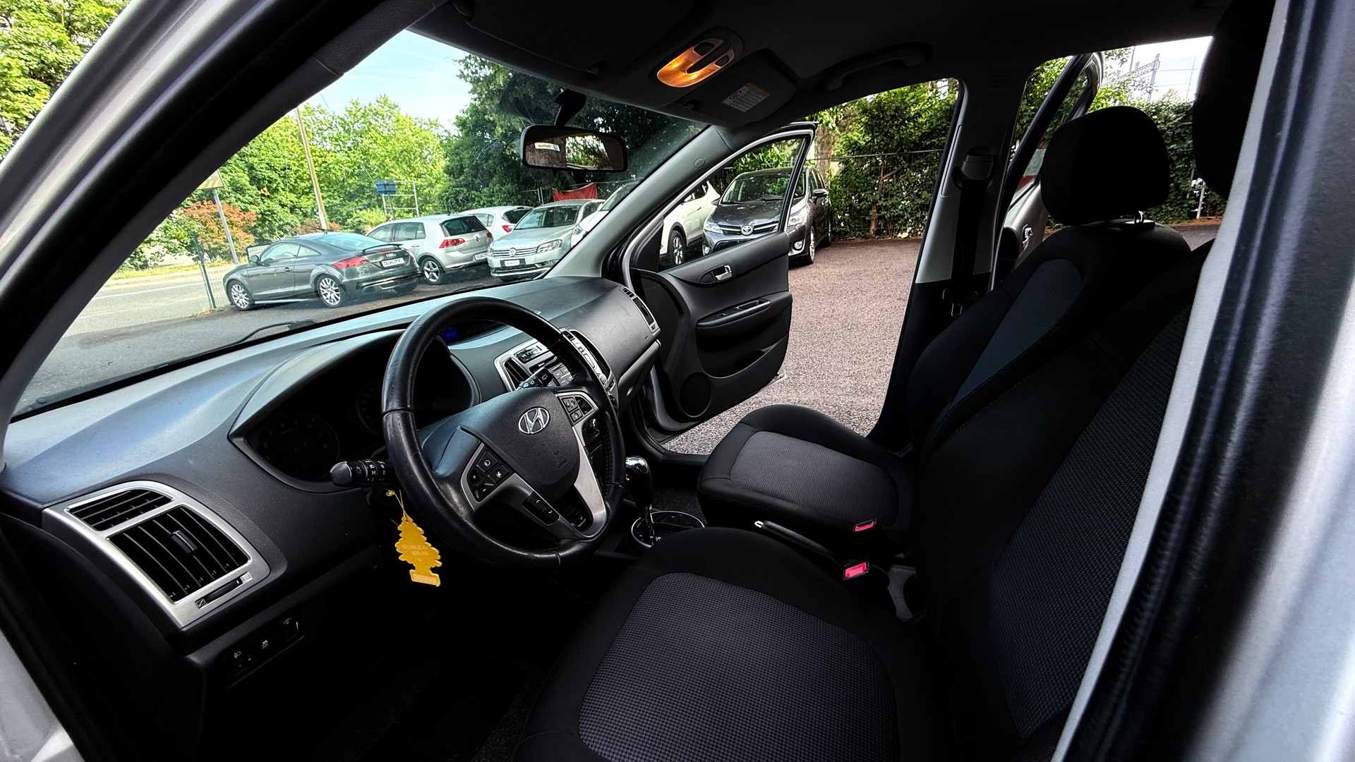 HYUNDAI i20 1.4 Premium Automatic-image-9