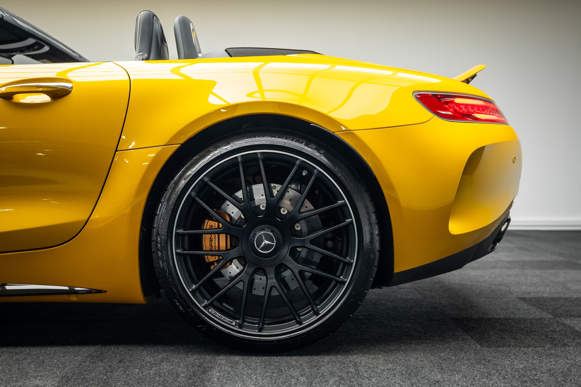 MERCEDES-BENZ * AMG GT CABRIOLET * TOP ZUSTAND * KERAMIK BREMSEN * AMG PERFORMANCE SITZE * LEASING AB 1024.--showroom-element-2