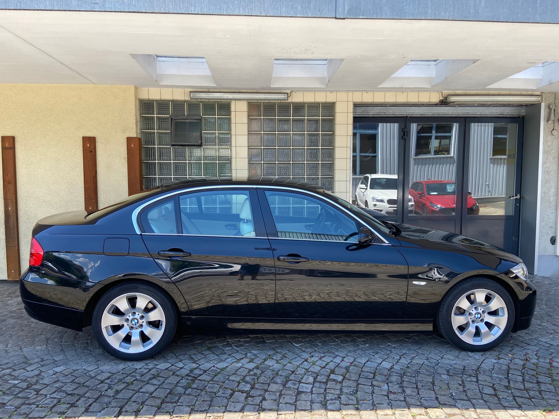 BMW 325xi-image-4