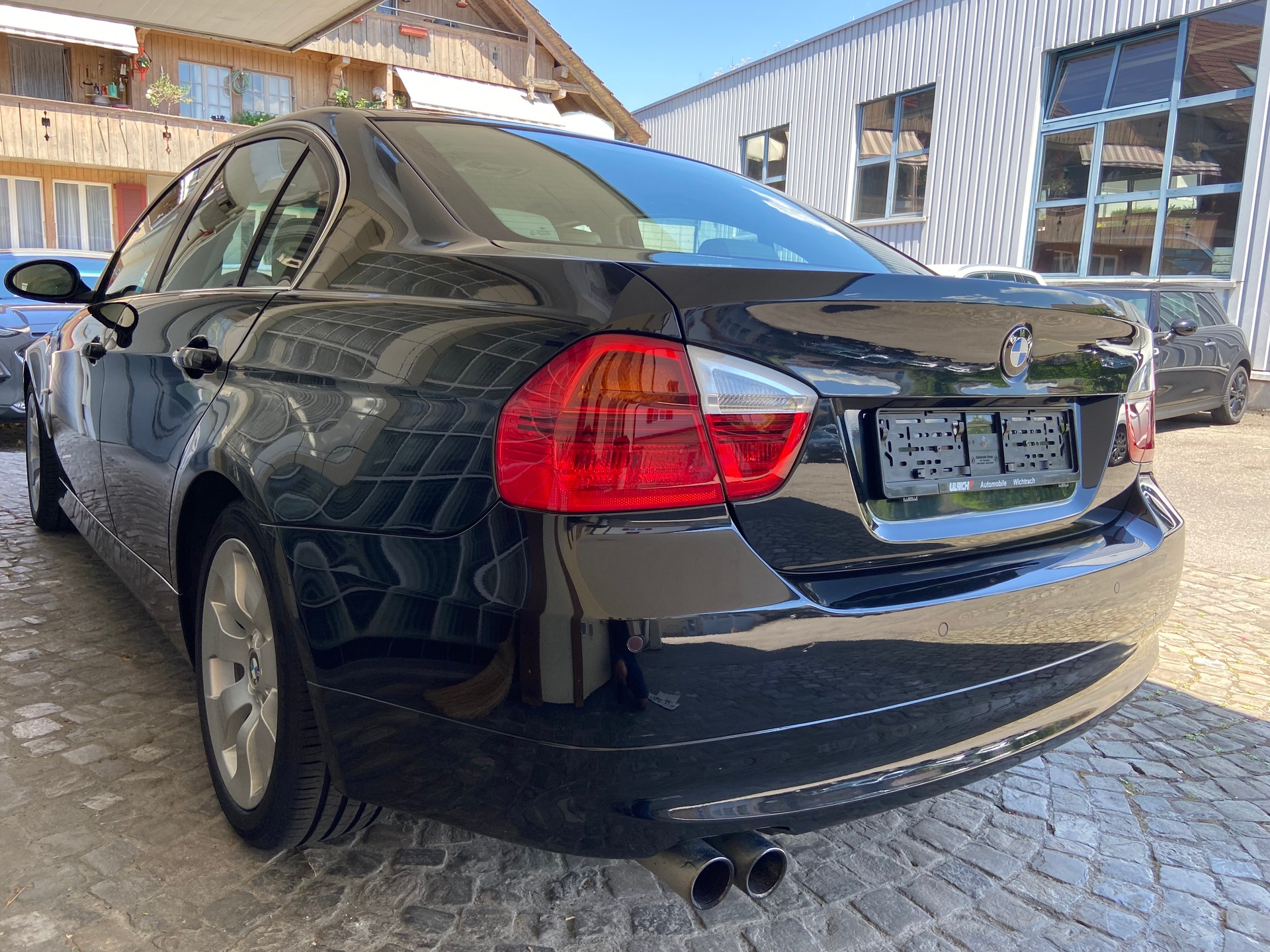 BMW 325xi-image-8