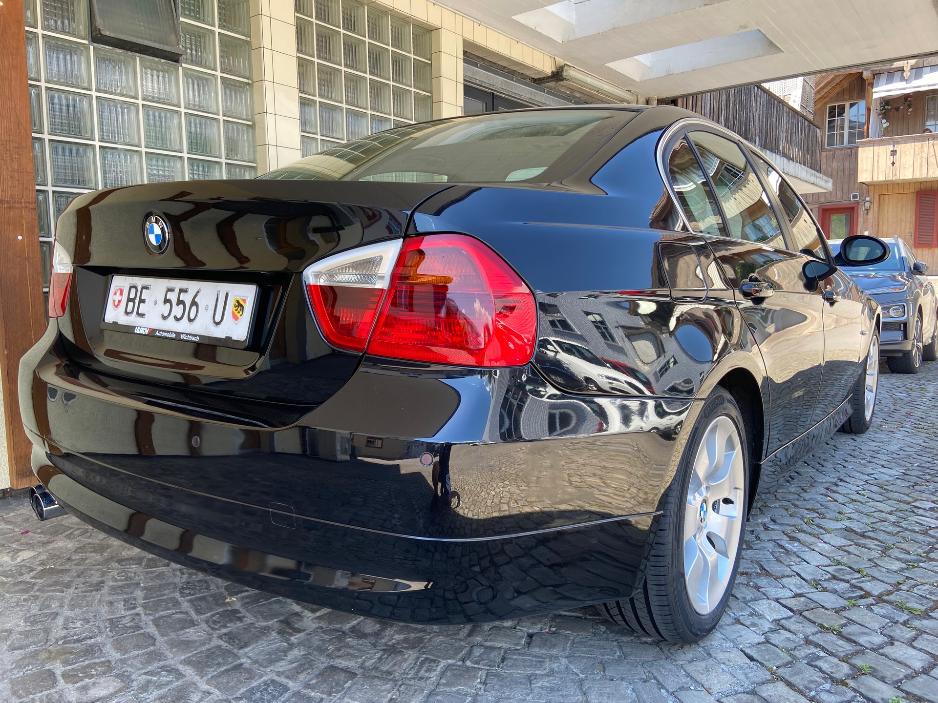 BMW 325xi-image-1