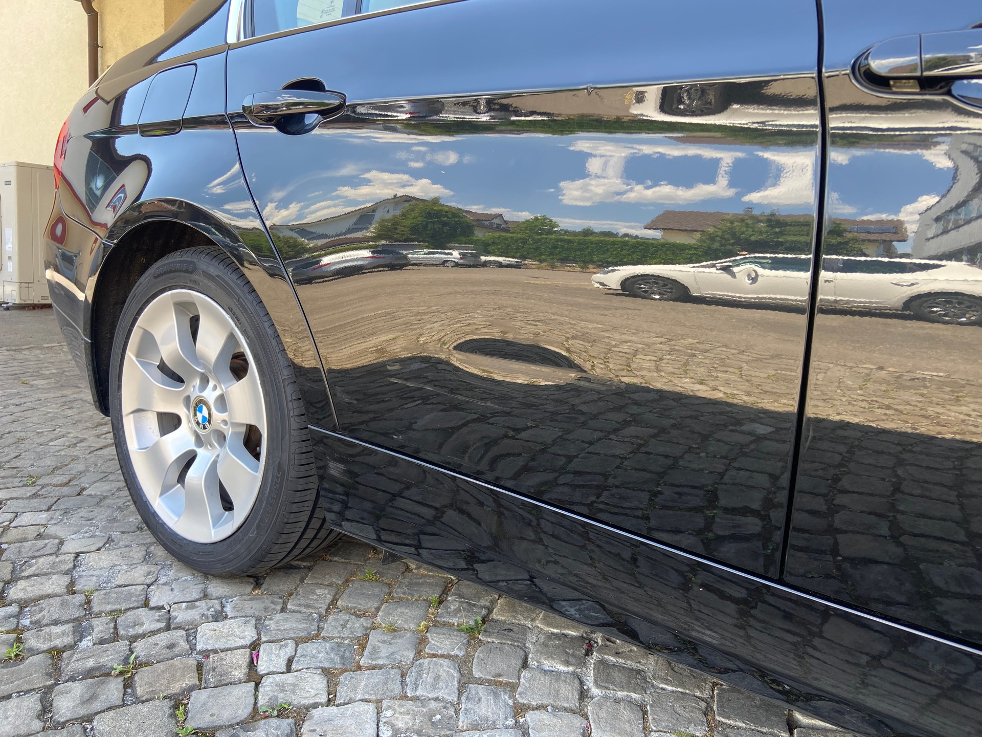 BMW 325xi-image-14