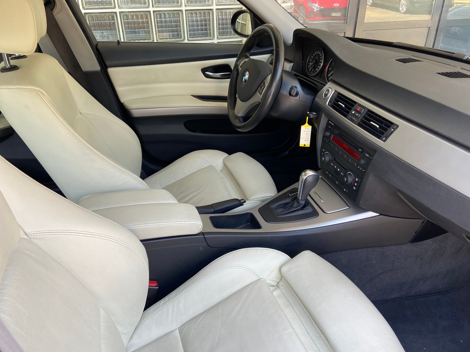 BMW 325xi-image-12