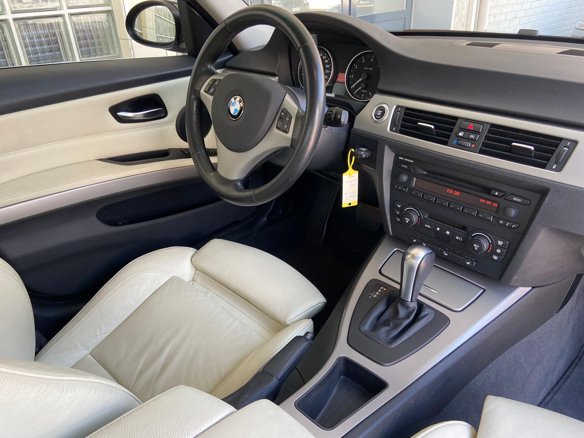 BMW 325xi-image-10
