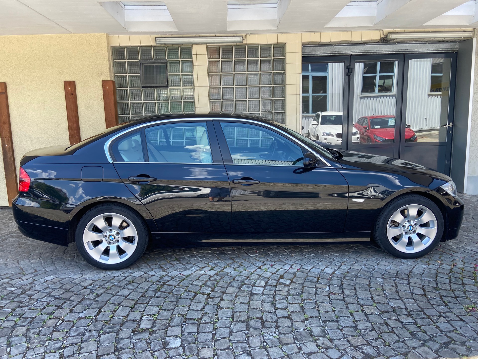 BMW 325xi-image-7