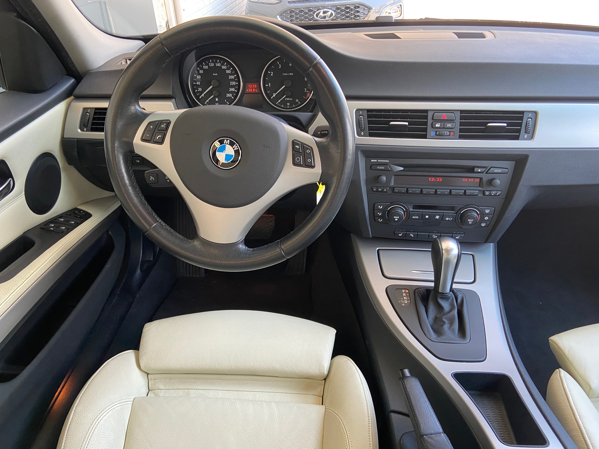 BMW 325xi-image-15