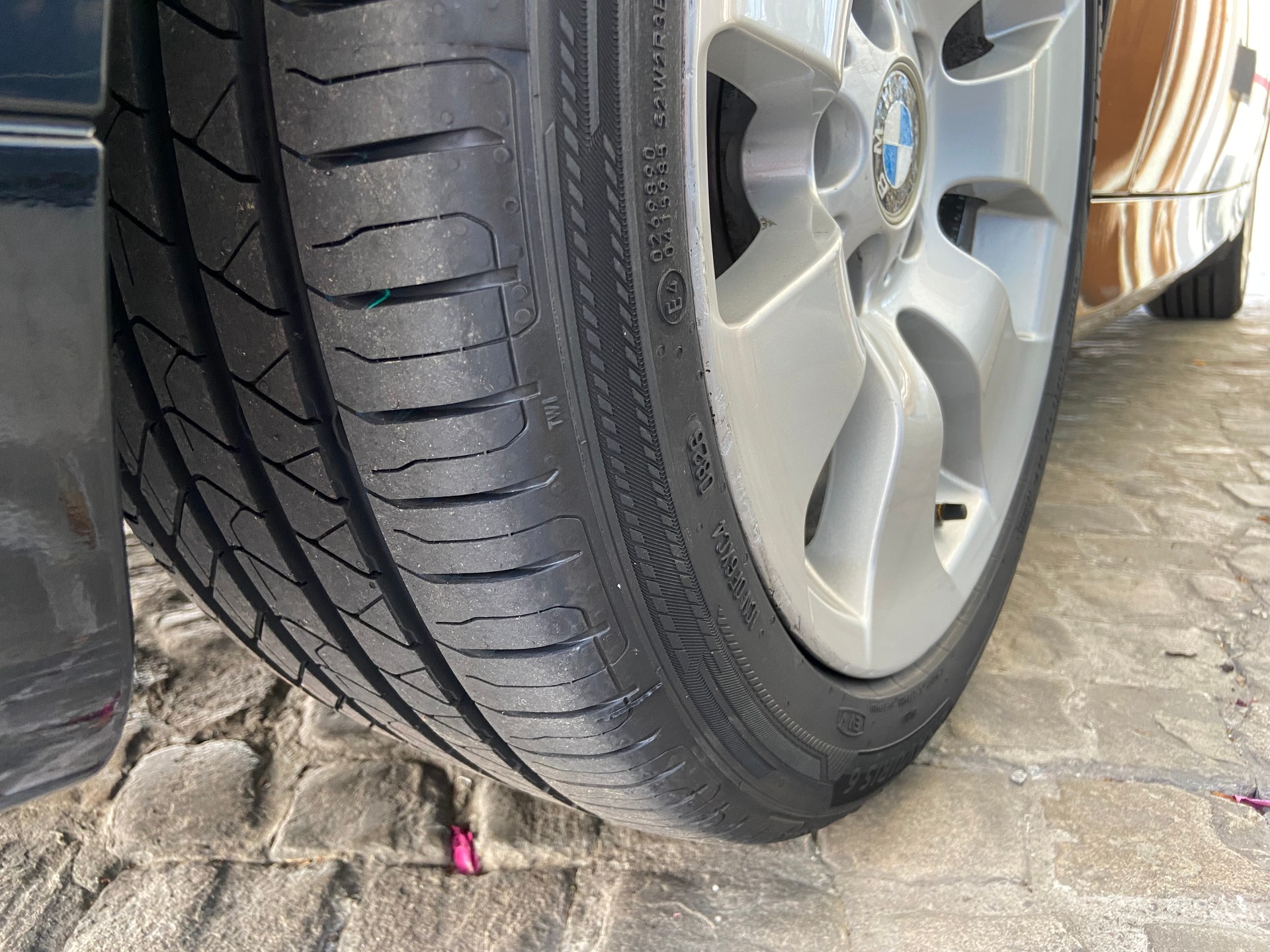 BMW 325xi-image-9