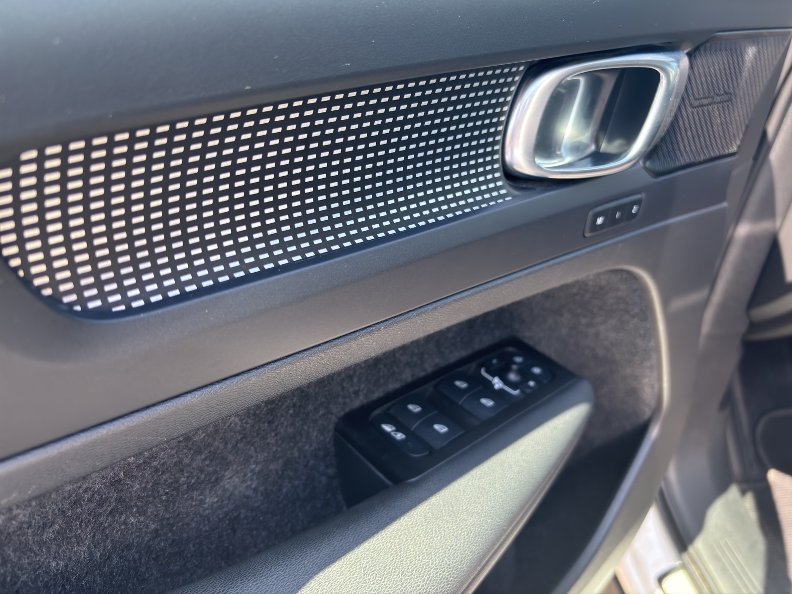 VOLVO XC40 P8 Twin Pro AWD-image-2