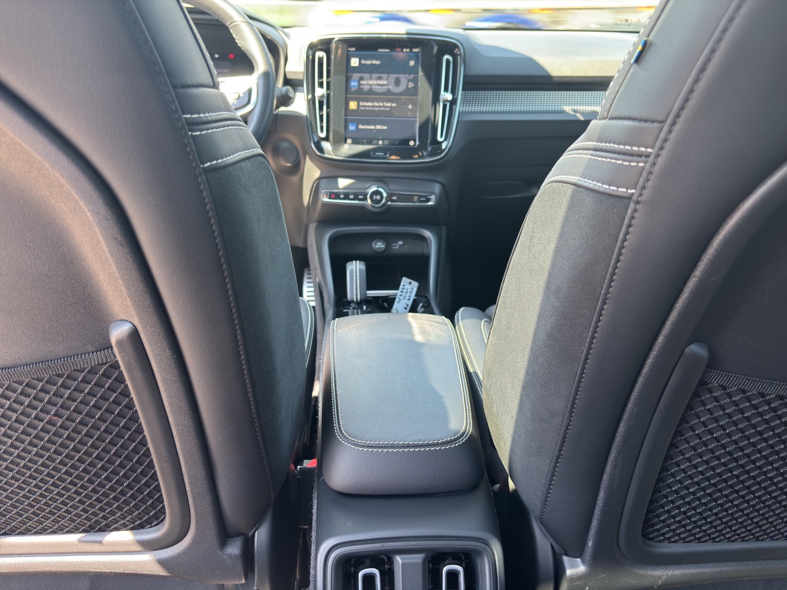 VOLVO XC40 P8 Twin Pro AWD-image-12