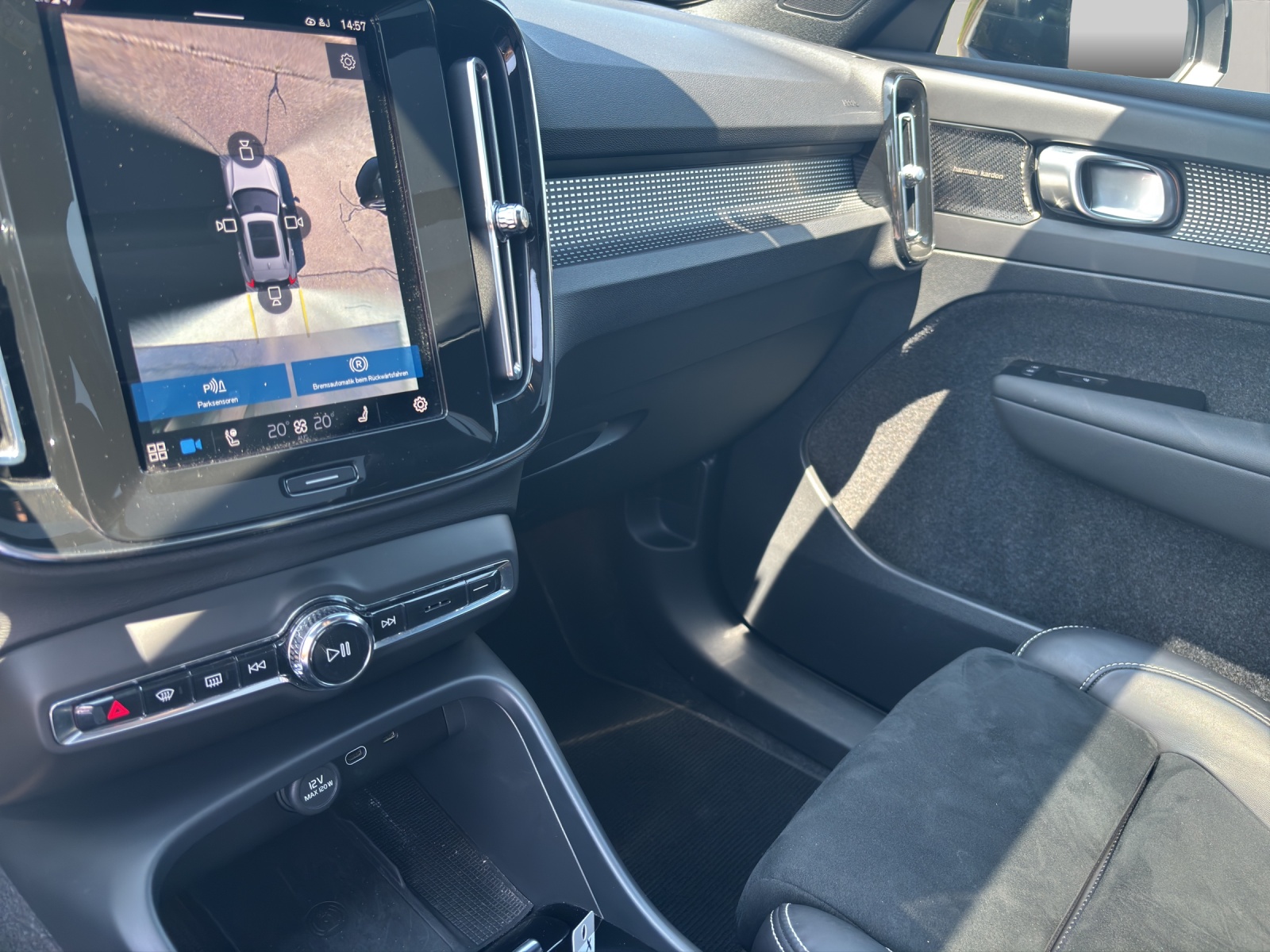 VOLVO XC40 P8 Twin Pro AWD-image-11
