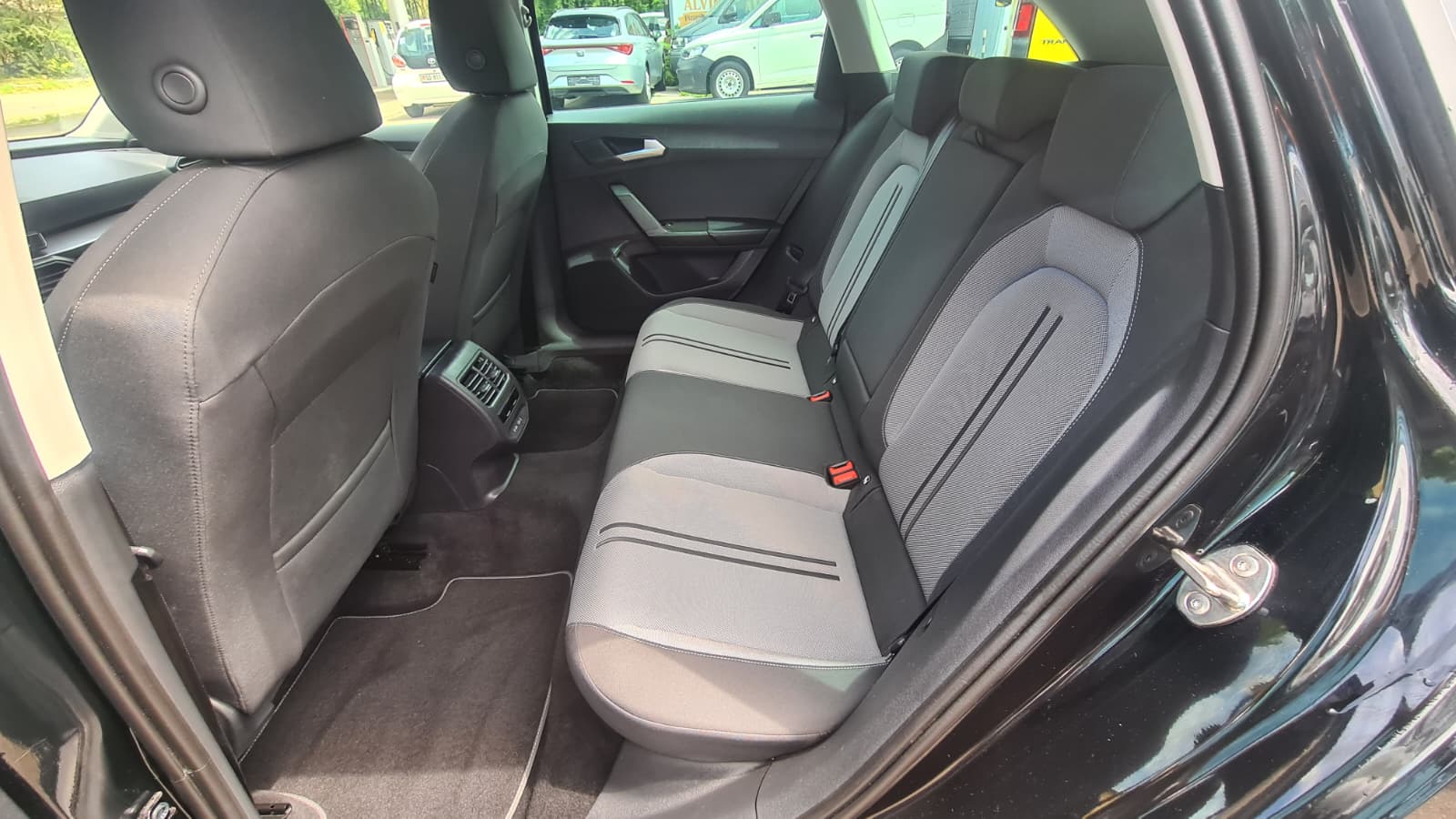SEAT Leon ST 2.0 TDI EVO DSG Style ** Full Digital Cockpit ** Parklehnassistanz **Gr.Navi ** Parkhilfe ** Neues Modell 2022 **-image-18