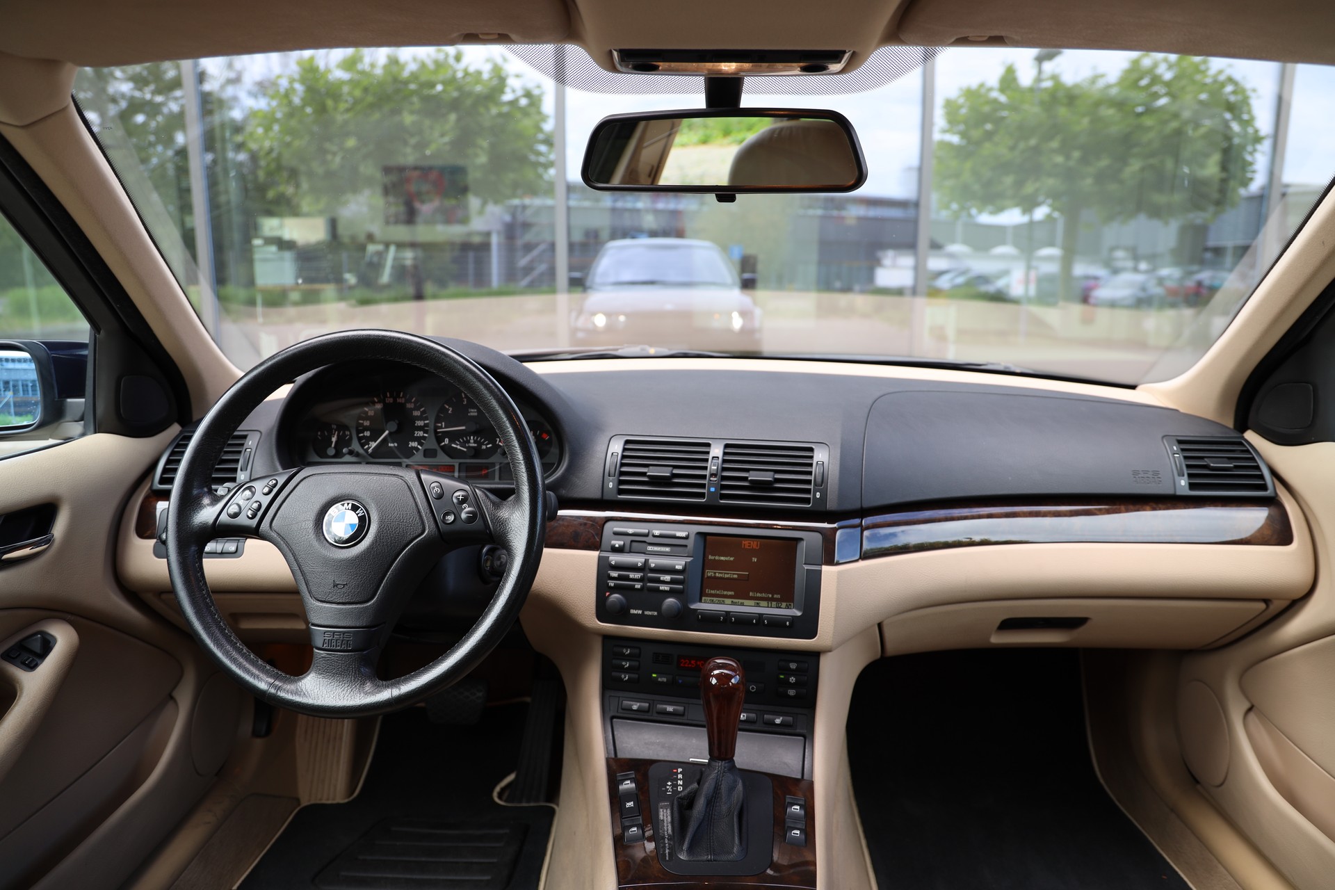BMW 328i-image-7