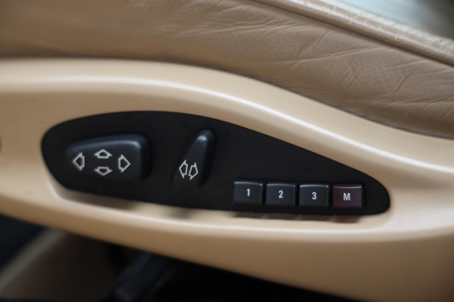 BMW 328i-image-14