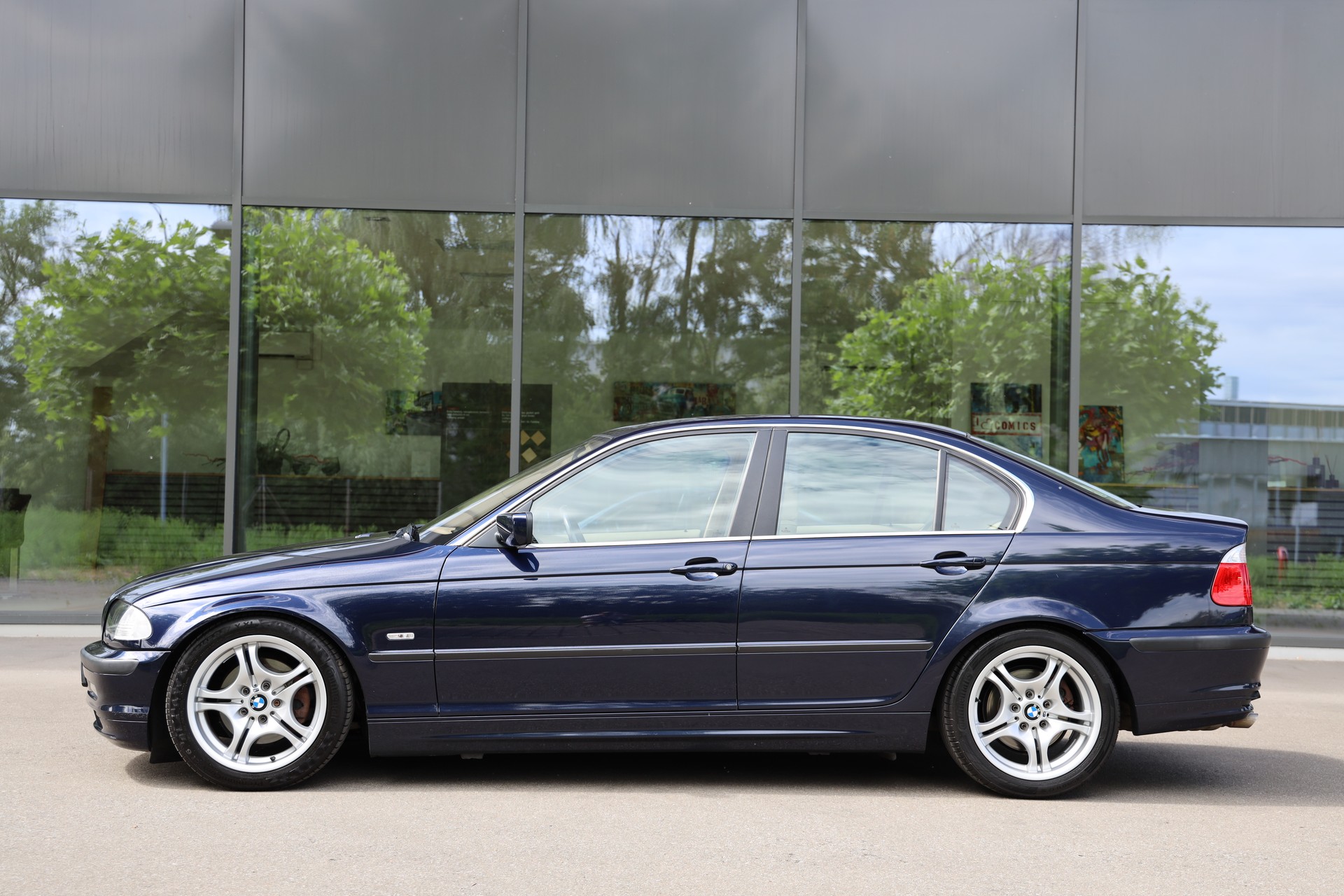 BMW 328i-image-5
