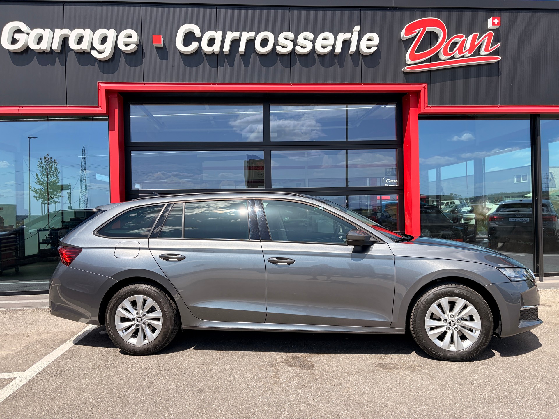 SKODA Octavia Combi 2.0 TDI DSG Selection-image-0