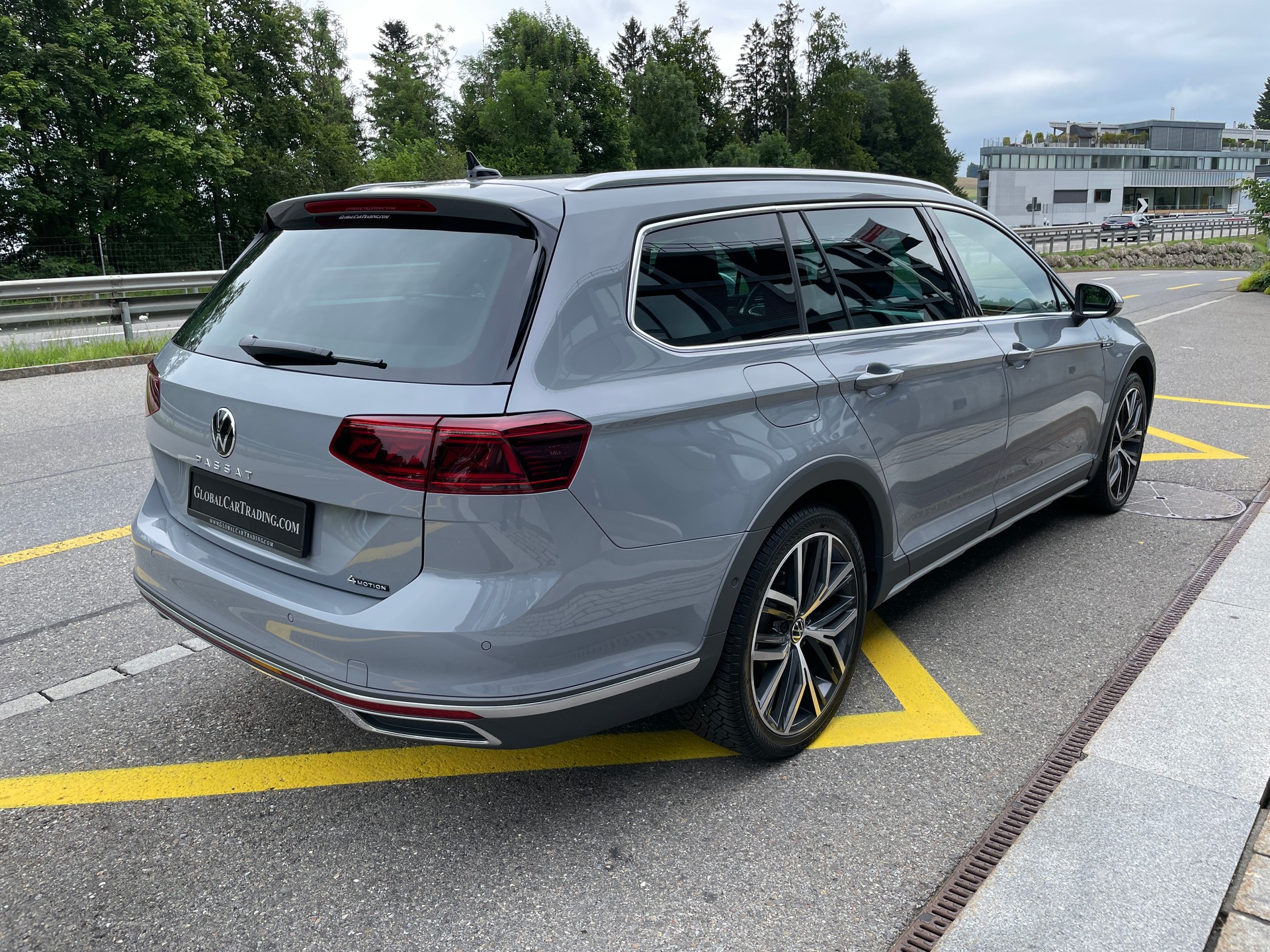 VW Passat Alltrack 2.0 TSI 4Motion DSG mit AHK und Standheizung-image-3
