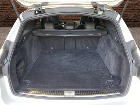 MERCEDES-BENZ E 220 d T 4M AMG Line-image-6