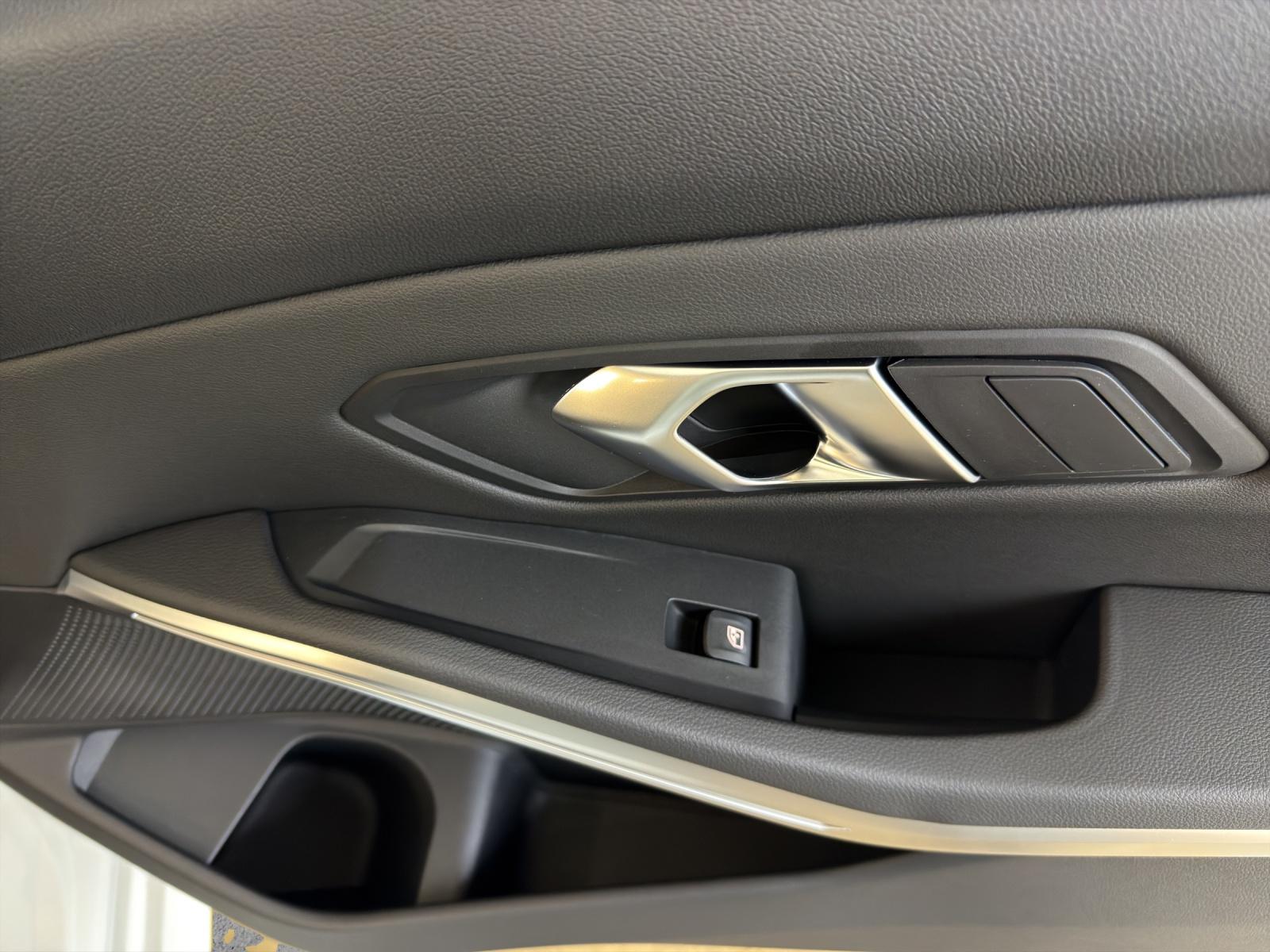 BMW 318d Touring-image-15