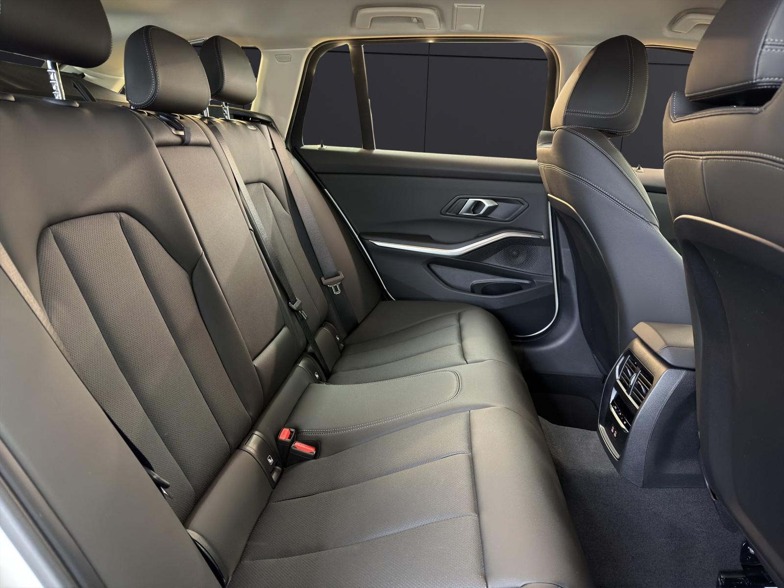 BMW 318d Touring-image-13