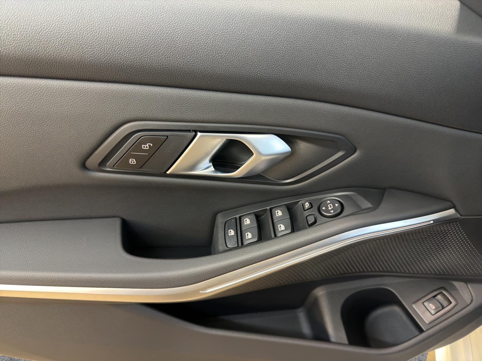 BMW 318d Touring-image-9