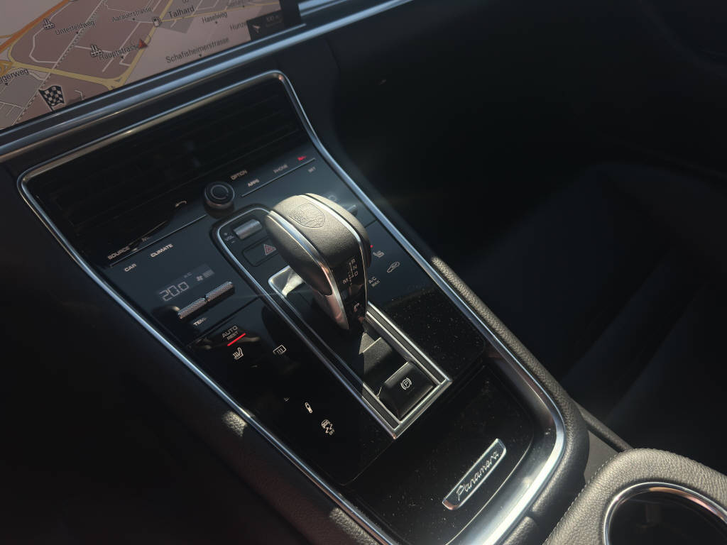 PORSCHE Panamera 3.0 V6 4-image-11