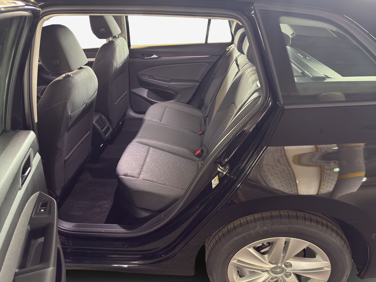 VW Golf Variant 1.5 eTSI mHEV Life DSG-image-11