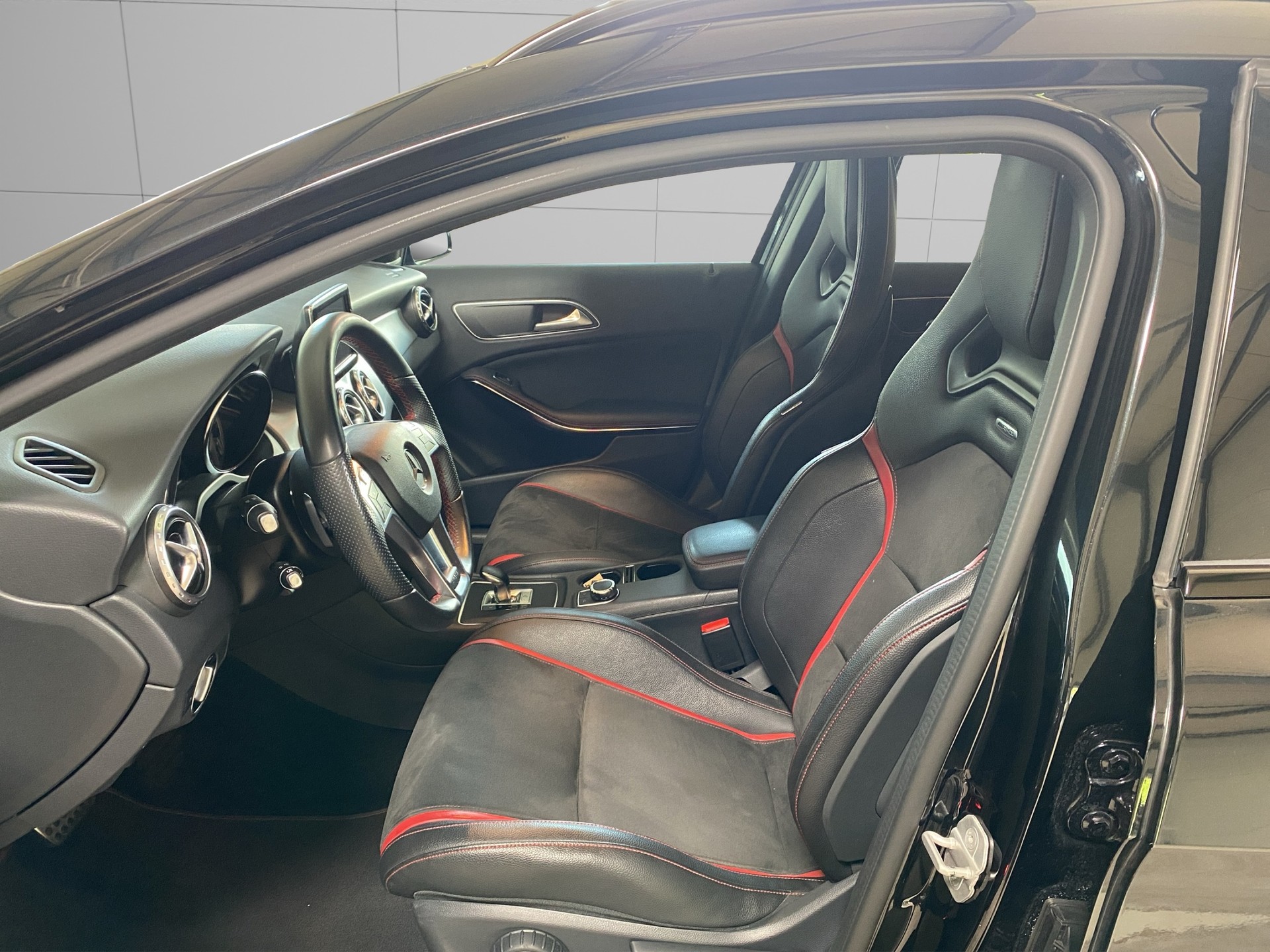 MERCEDES-BENZ GLA 45 AMG 4Matic 7G-DCT-image-9