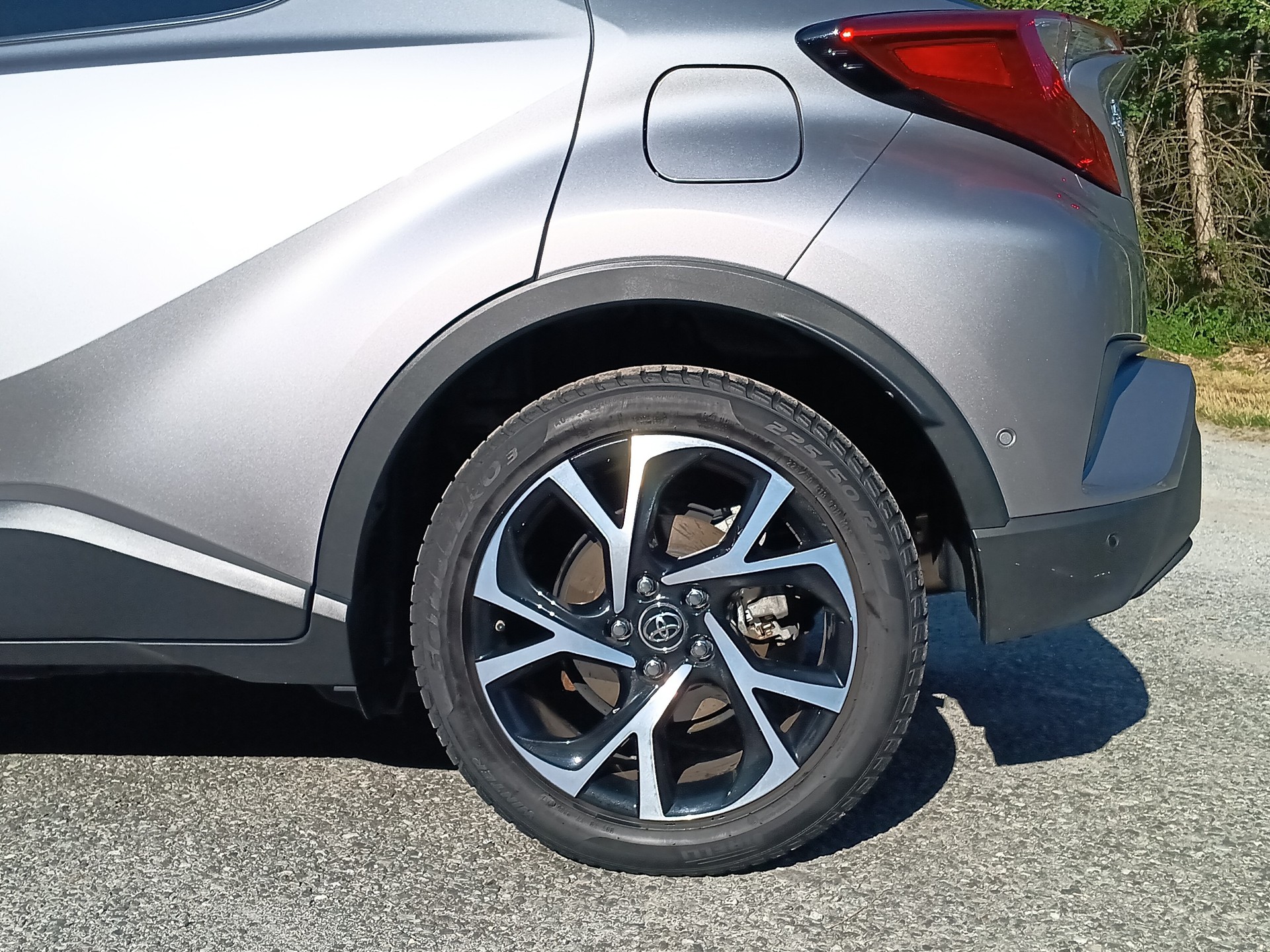 TOYOTA C-HR 1.8 HSD Premium CVT-image-4